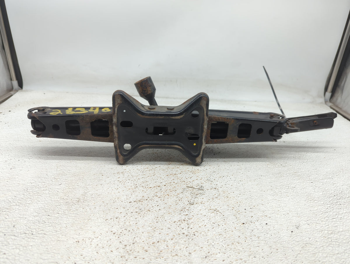2010 Chevrolet Equinox Spare Scissor Car Jack 1414189 - Oemusedautoparts1.com