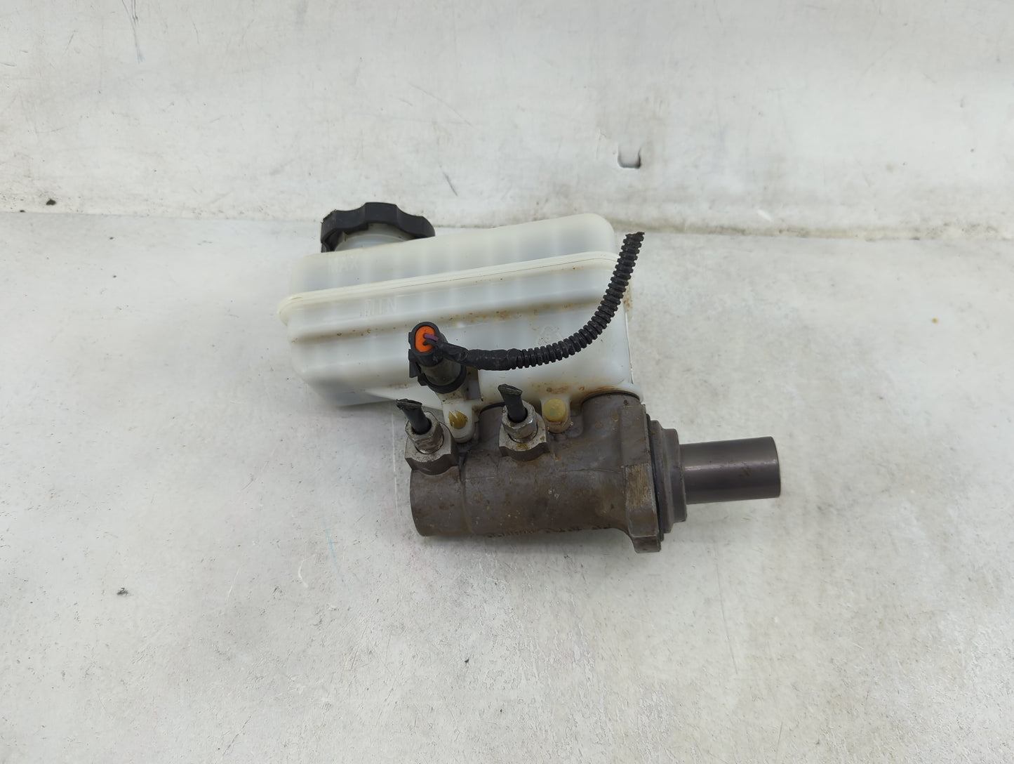 2010-2010 Chevrolet Equinox Brake Master Cylinder 1489096 - Oemusedautoparts1.com