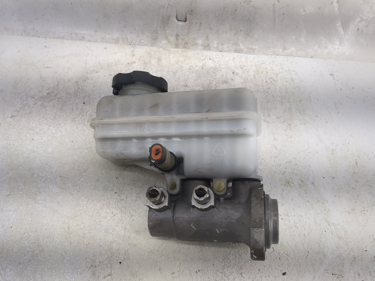 2010-2010 Chevrolet Equinox Brake Master Cylinder 1498402 - Oemusedautoparts1.com