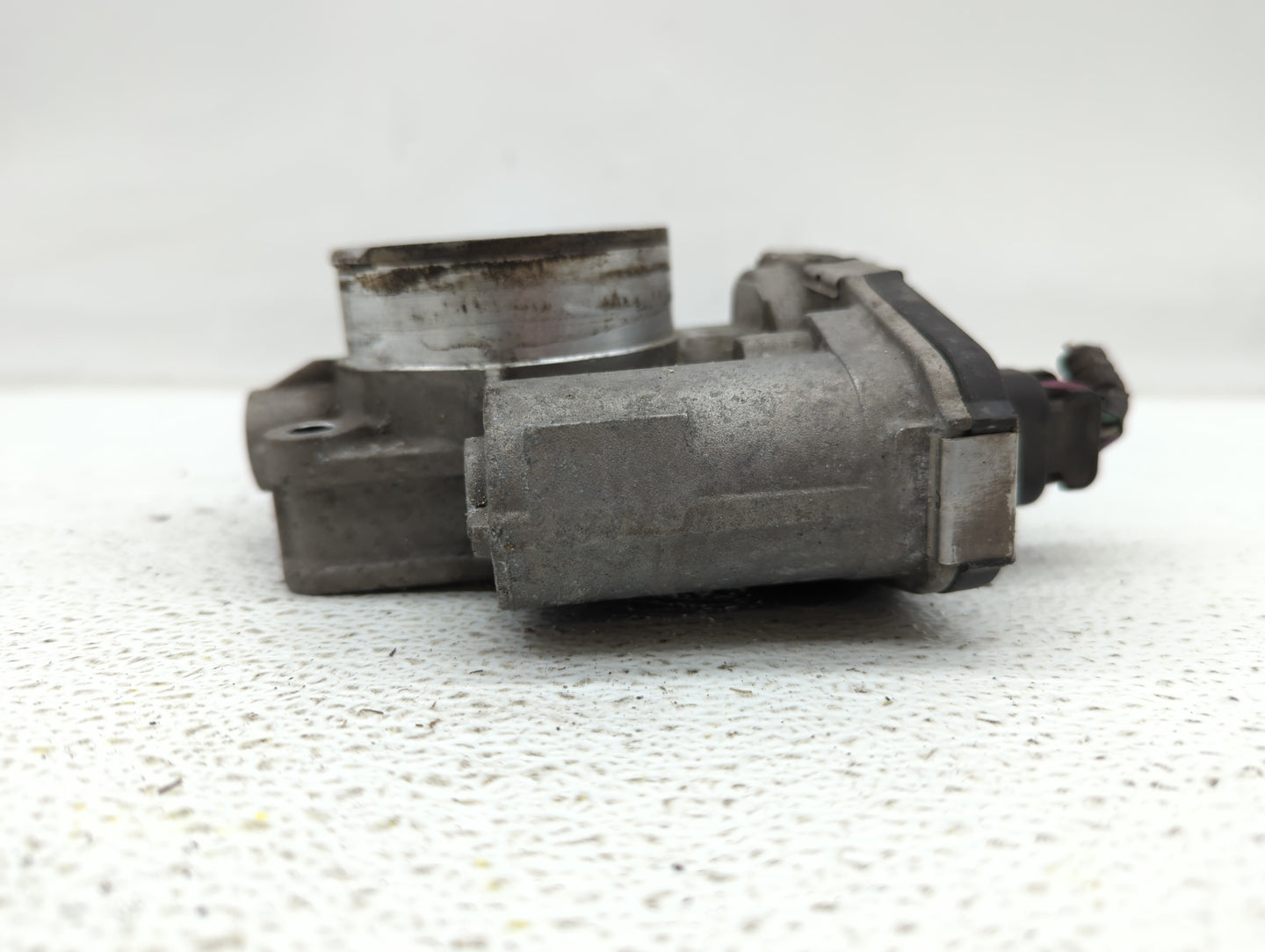 2010-2011 Chevrolet Equinox Throttle Body P/N:9B4G-9F991-A 668AA, 186AA Fits Fits 2007 2008 2009 2010 2011 2012 OEM Used Aut