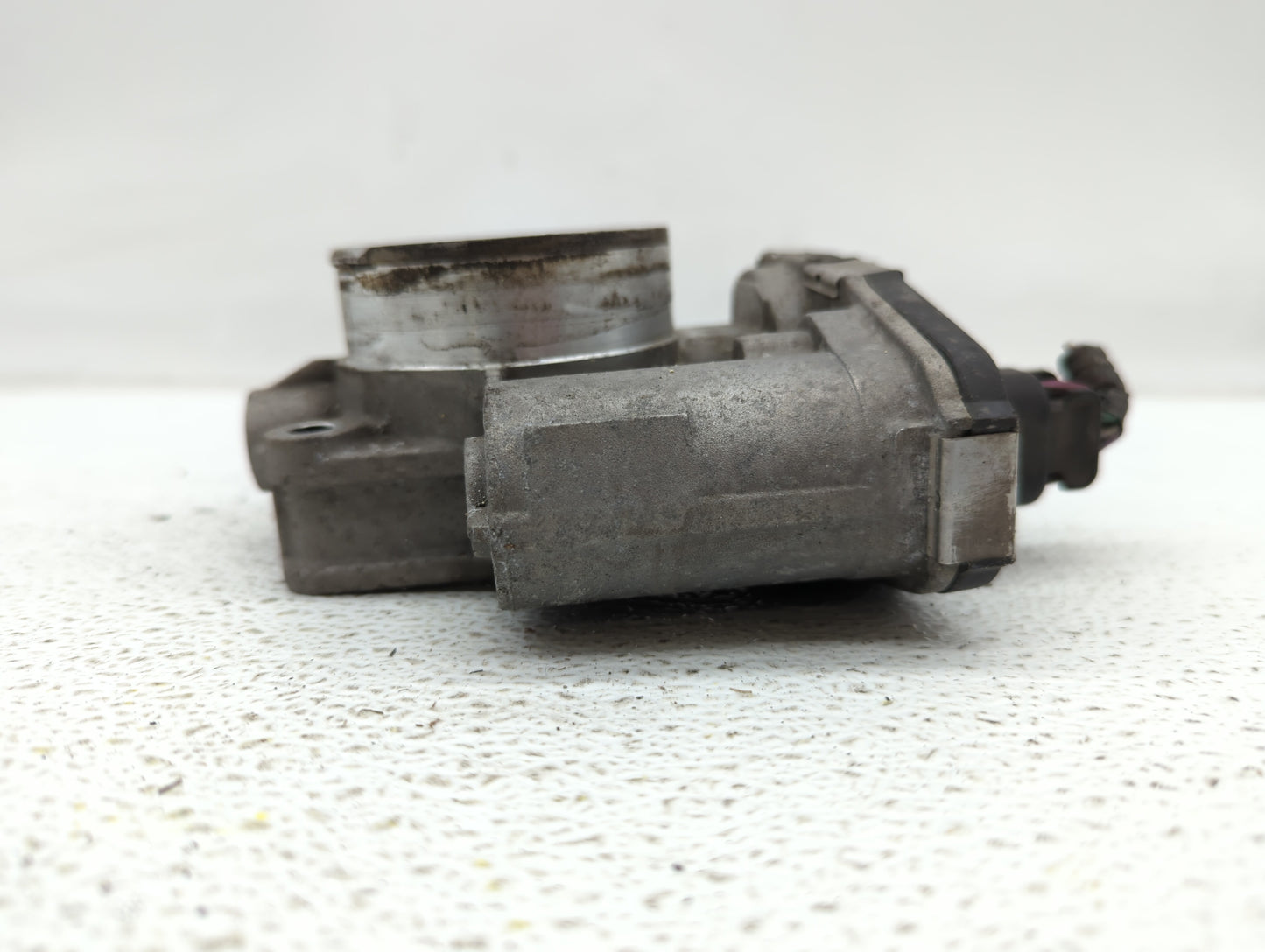 2010-2011 Chevrolet Equinox Throttle Body P/N:9B4G-9F991-A 668AA, 186AA Fits Fits 2007 2008 2009 2010 2011 2012 OEM Used Aut