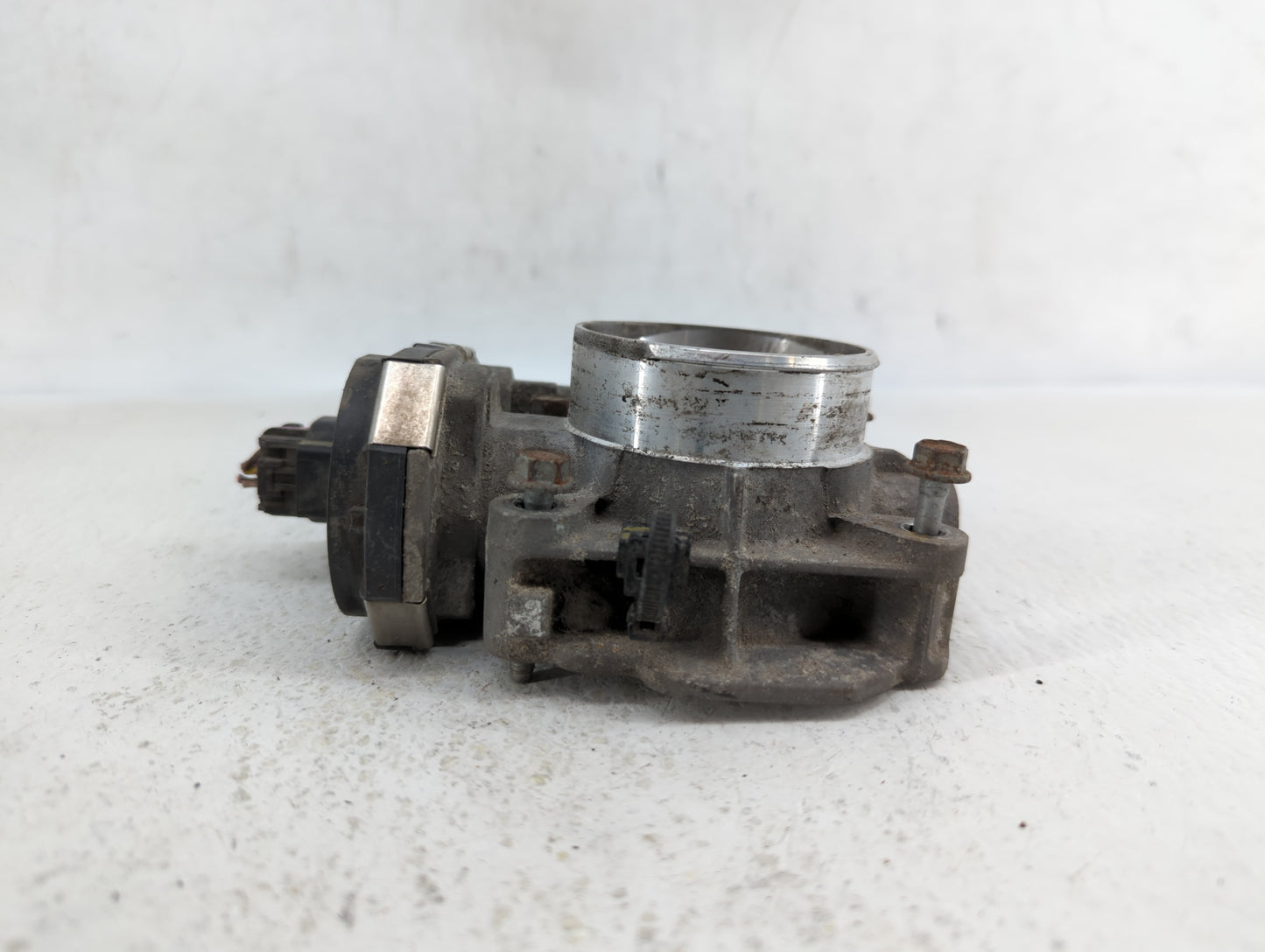 2010-2011 Chevrolet Equinox Throttle Body P/N:9B4G-9F991-A 668AA, 186AA Fits Fits 2007 2008 2009 2010 2011 2012 OEM Used Aut