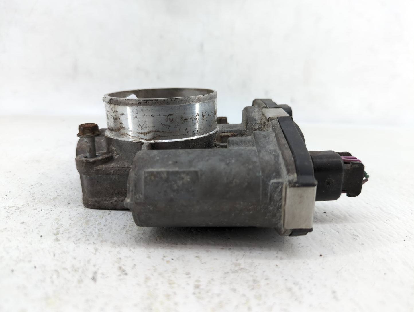 2010-2011 Chevrolet Equinox Throttle Body P/N:9B4G-9F991-A 668AA, 186AA Fits Fits 2007 2008 2009 2010 2011 2012 OEM Used Aut