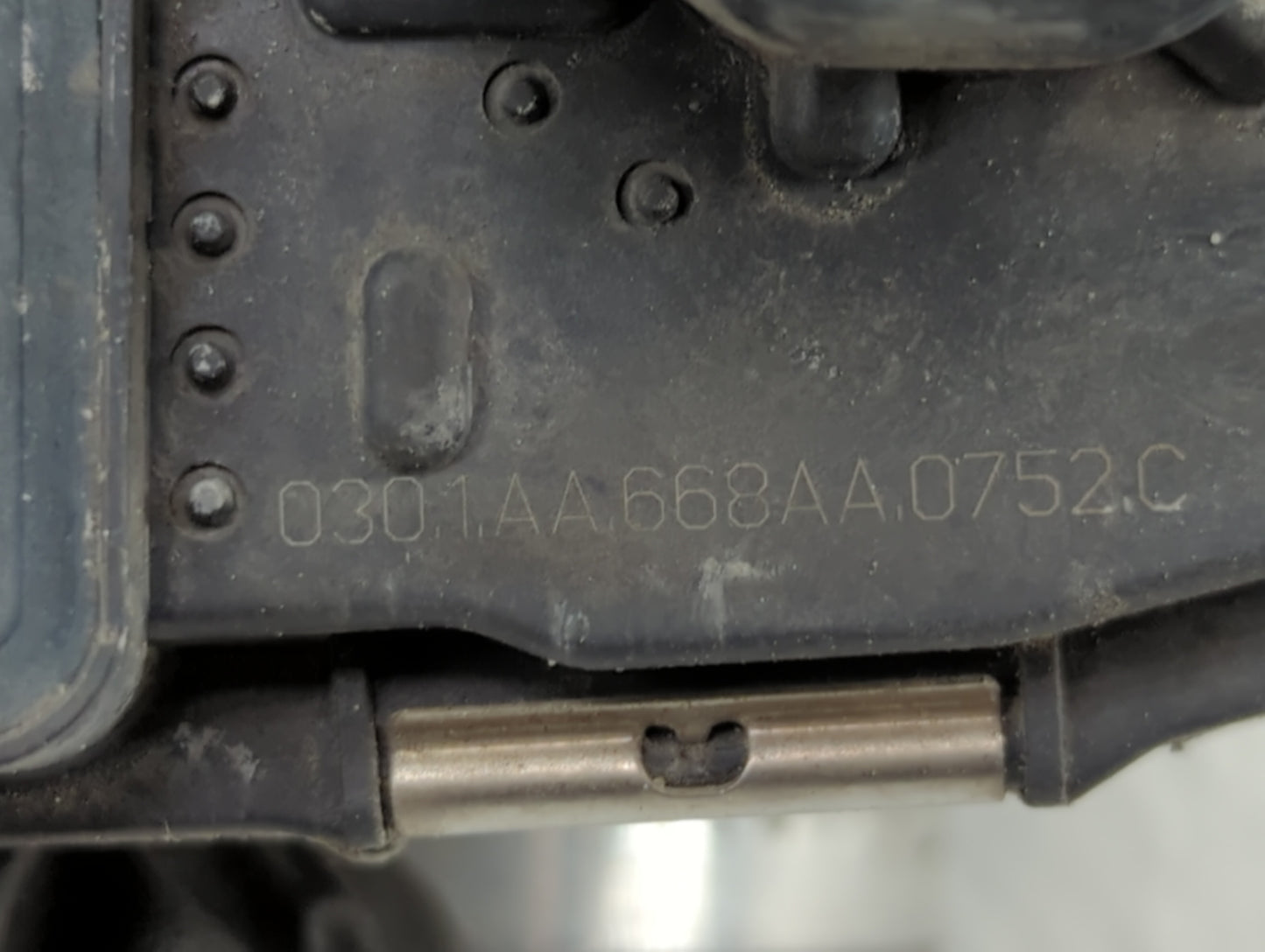 2010-2011 Chevrolet Equinox Throttle Body P/N:9B4G-9F991-A 668AA, 186AA Fits Fits 2007 2008 2009 2010 2011 2012 OEM Used Aut