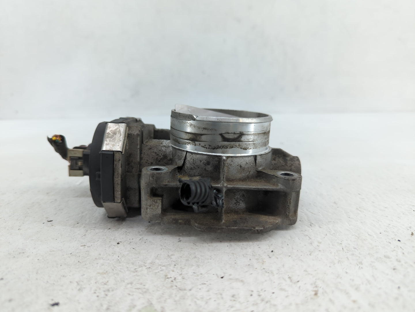 2010-2011 Chevrolet Equinox Throttle Body P/N:9B4G-9F991-A 668AA, 186AA Fits Fits 2007 2008 2009 2010 2011 2012 OEM Used Aut