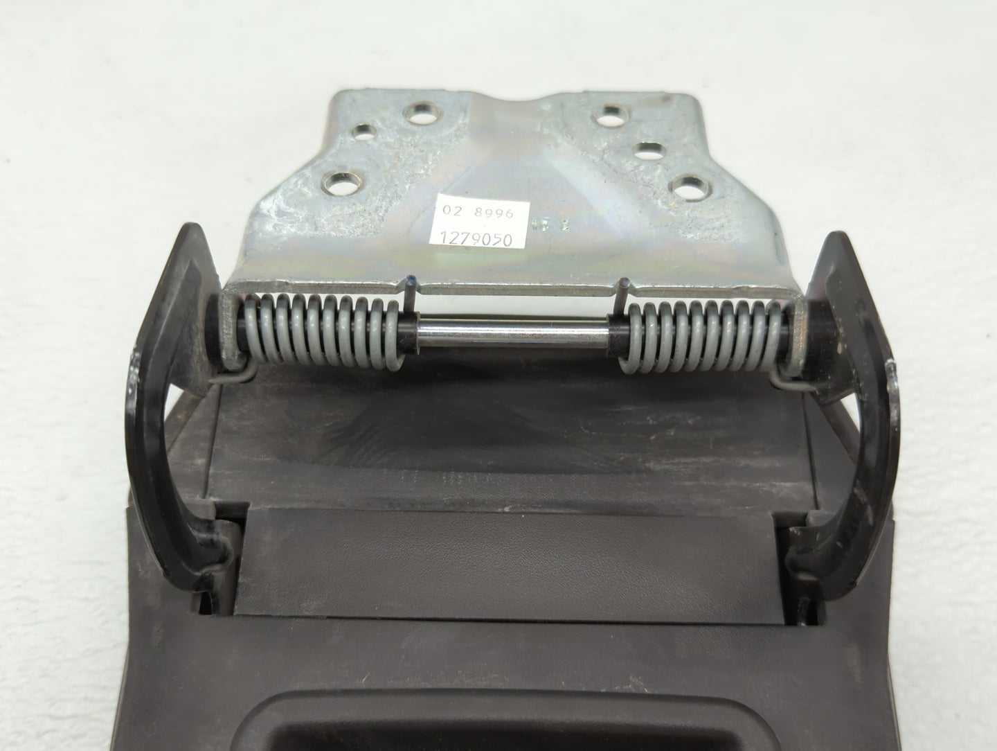 2010 Chevrolet Equinox Center Console Armrest Cover Lid Black - Oemusedautoparts1.com
