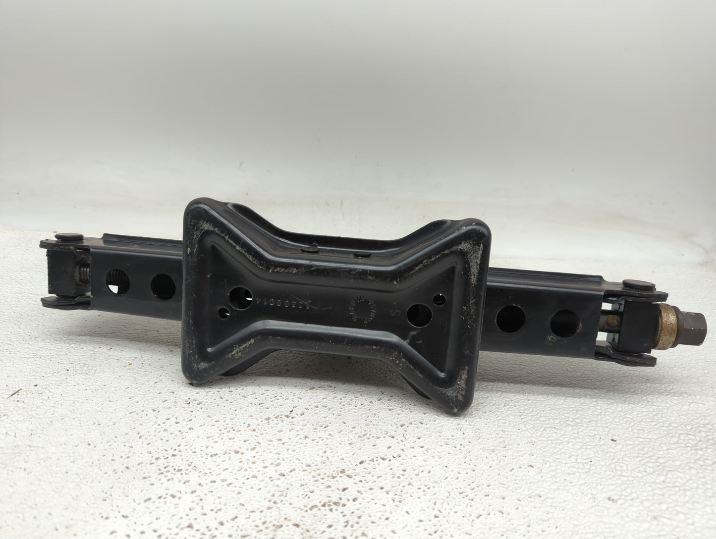 2010 Chevrolet Equinox Spare Scissor Car Jack Black 826310 - Oemusedautoparts1.com