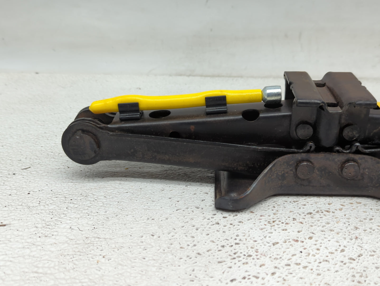 2010 Chevrolet Equinox Spare Scissor Car Jack 835729 - Oemusedautoparts1.com