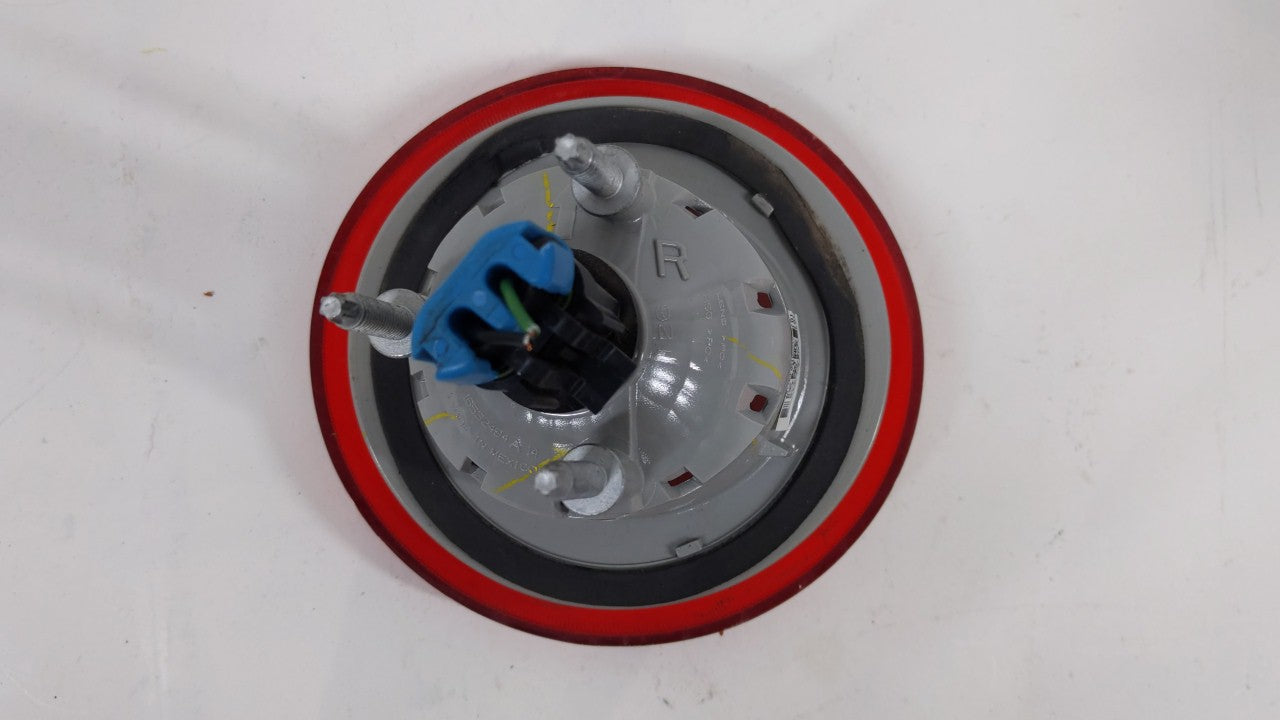 2010 Chevrolet Hhr Tail Light Assembly Passenger Right OEM P/N:25823015 15875484 Fits Fits 2006 2007 2008 2009 2011 OEM Used