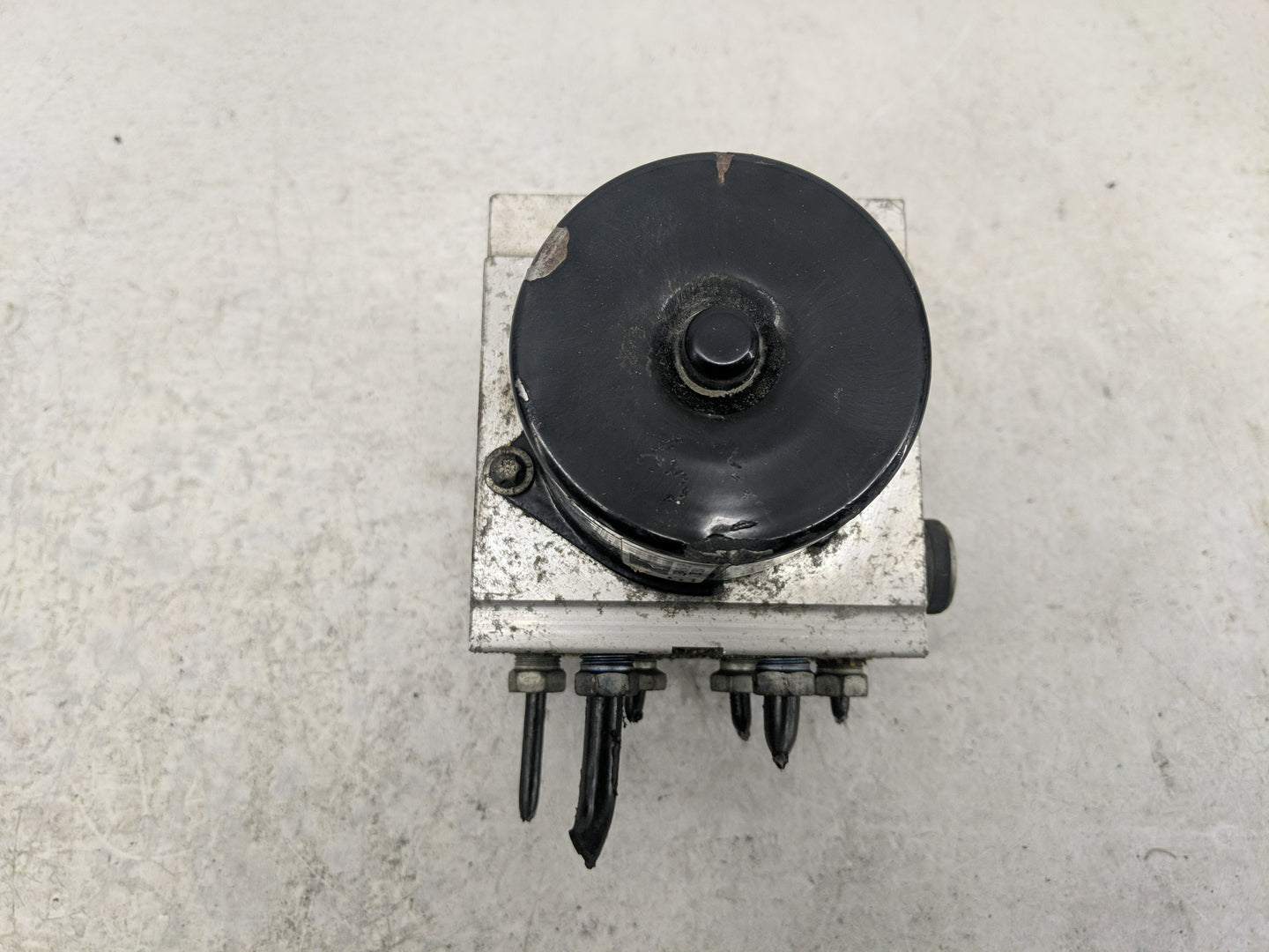 2010 Chevrolet Malibu ABS Pump Control Module Replacement P/N:20812604 Fits OEM Used Auto Parts - Oemusedautoparts1.com