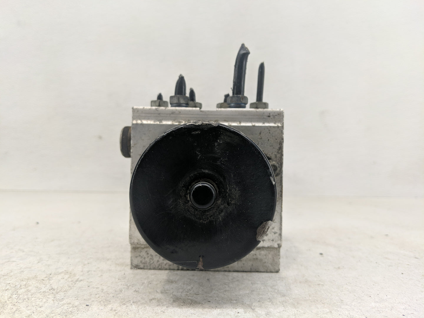 2010 Chevrolet Malibu ABS Pump Control Module Replacement P/N:20812604 Fits OEM Used Auto Parts - Oemusedautoparts1.com