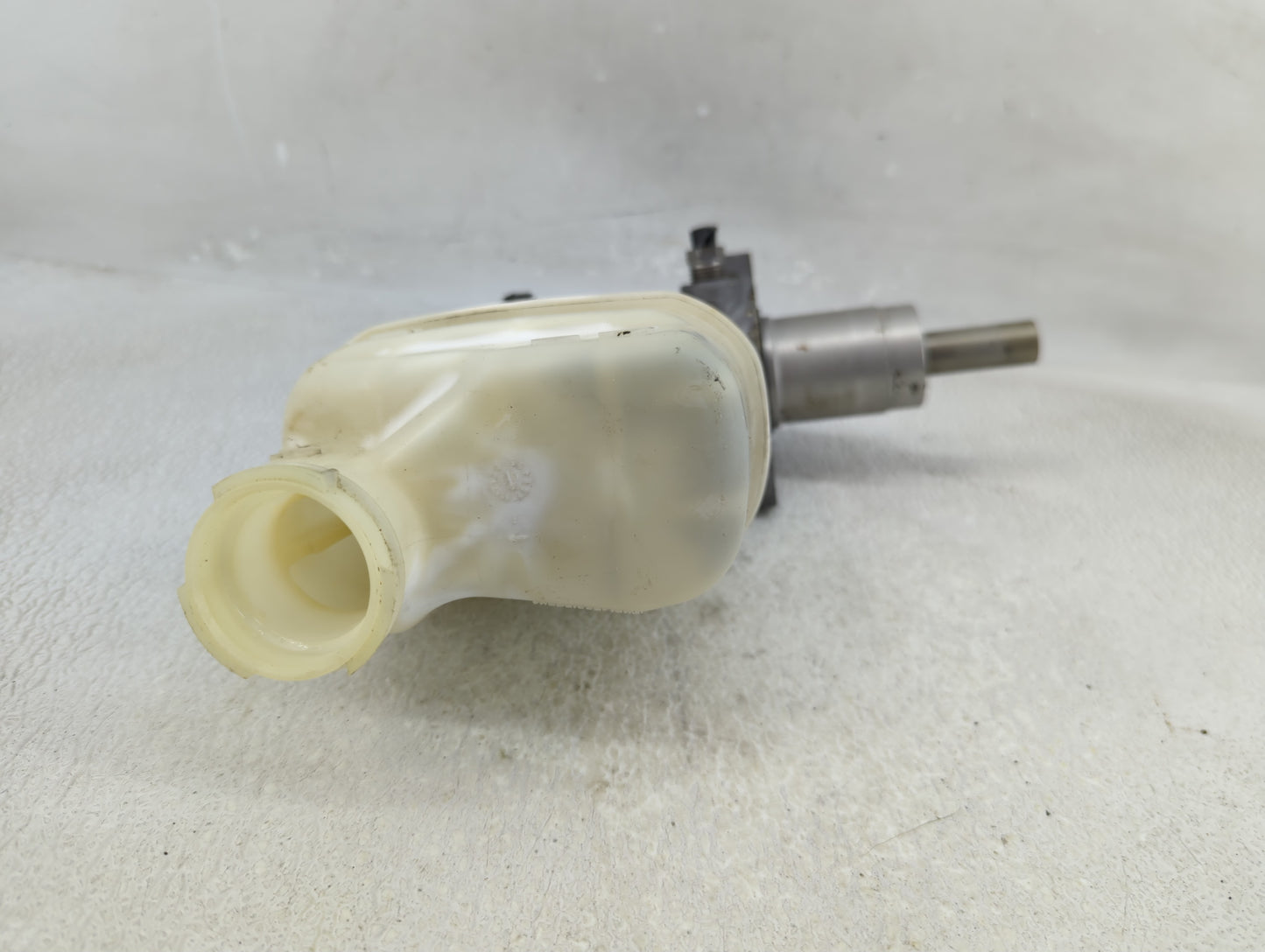 2008-2012 Chevrolet Malibu Brake Master Cylinder 1311283 - Oemusedautoparts1.com