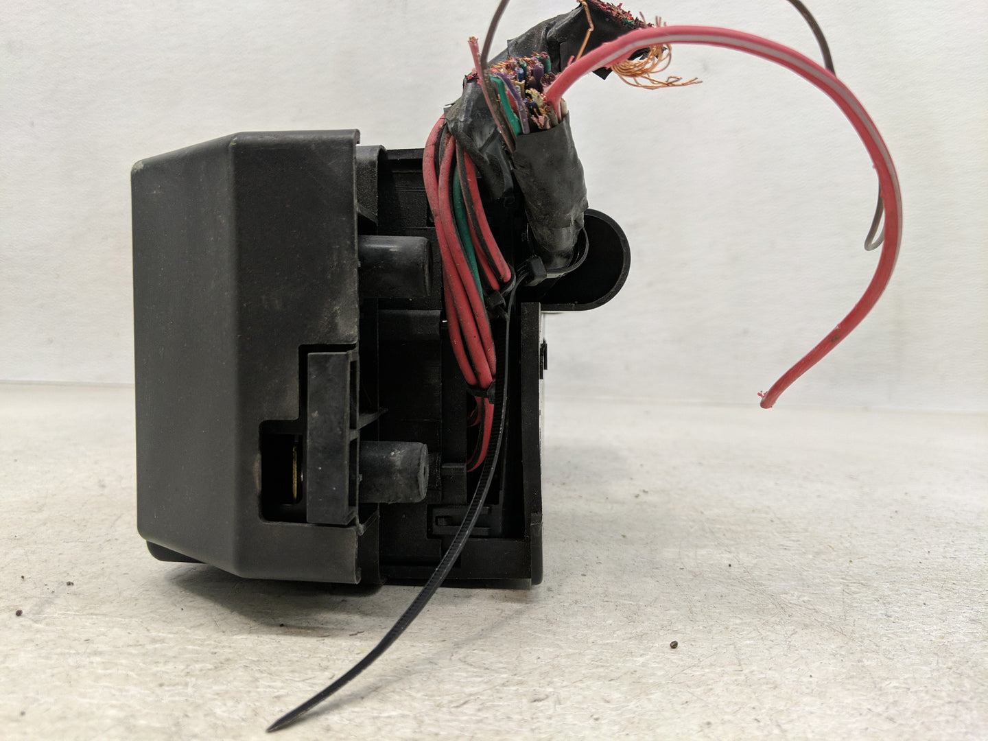 2009-2012 Chevrolet Malibu Fusebox Fuse Box Panel Relay Module P/N:20822695 20822689 Fits Fits 2009 2010 2011 2012 OEM Used 