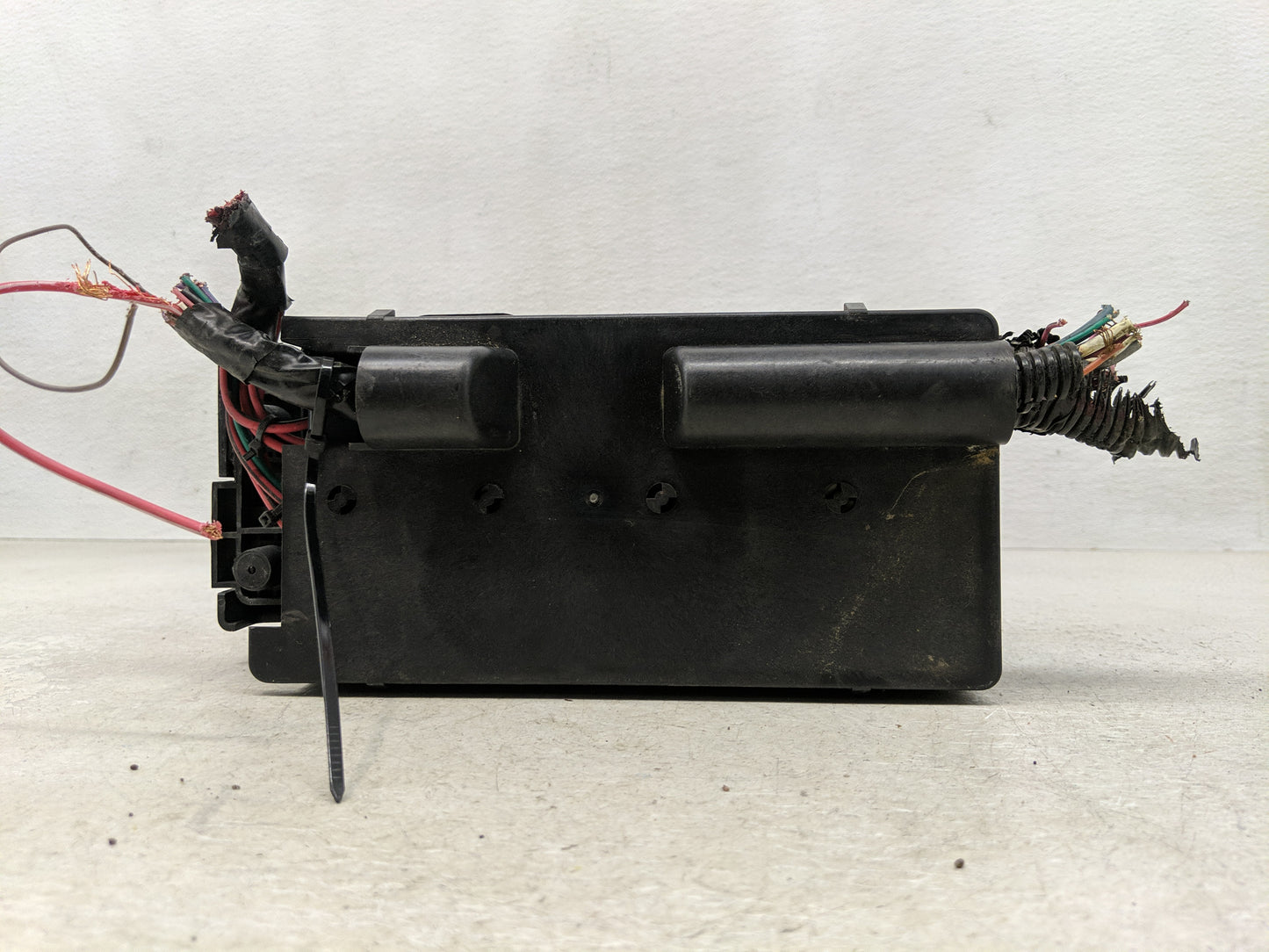 2009-2012 Chevrolet Malibu Fusebox Fuse Box Panel Relay Module P/N:20822695 20822689 Fits Fits 2009 2010 2011 2012 OEM Used 