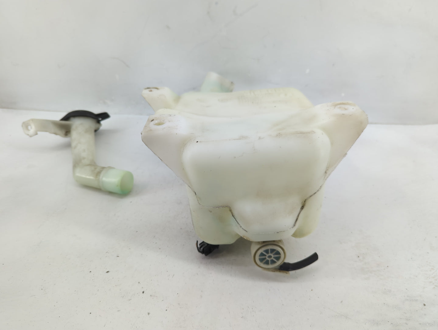 2008-2012 Chevrolet Malibu Windshield Washer Fluid Reservoir Bottle Oem - Oemusedautoparts1.com