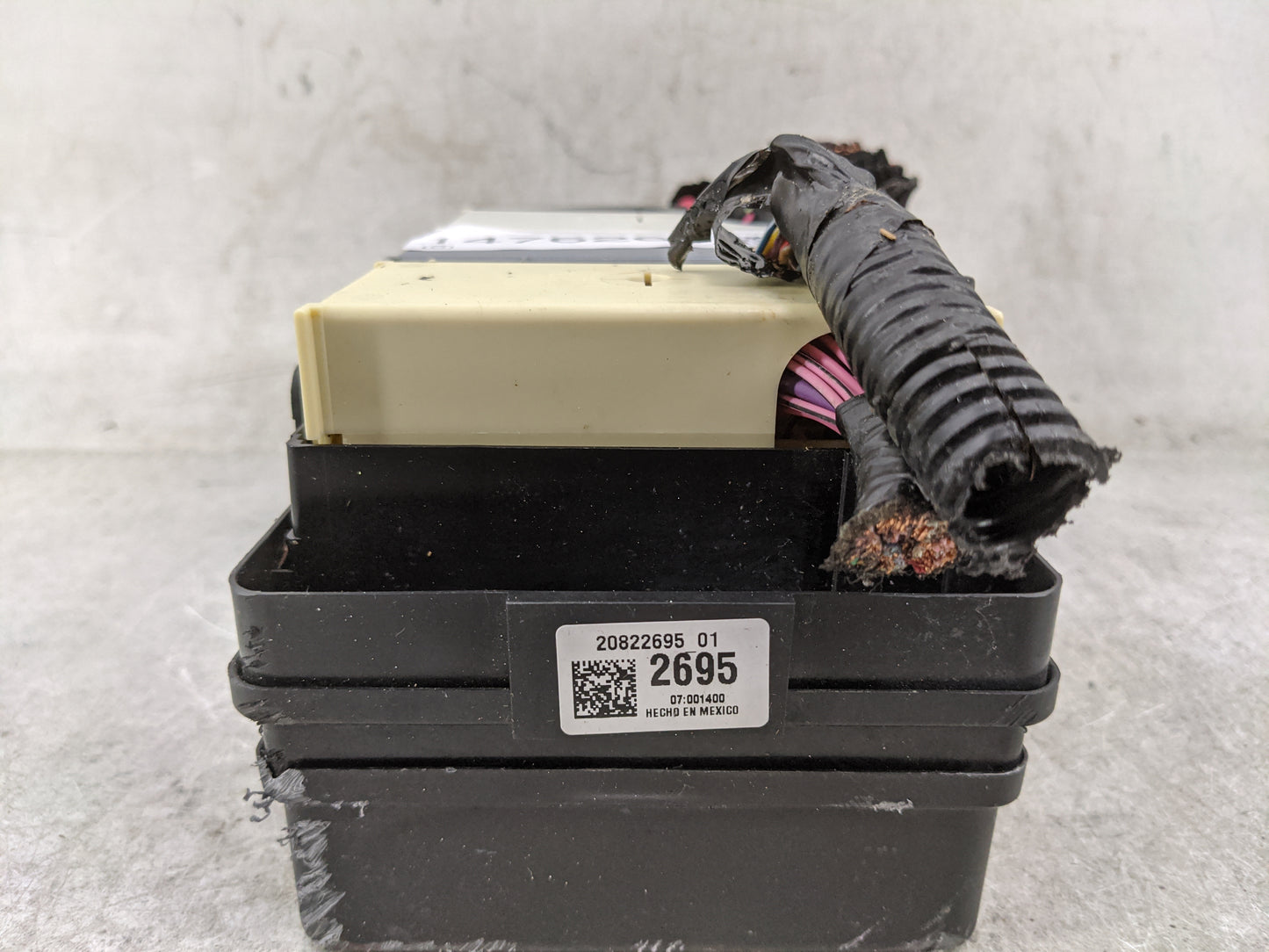 2009-2012 Chevrolet Malibu Fusebox Fuse Box Panel Relay Module P/N:20822695 Fits Fits 2009 2010 2011 2012 OEM Used Auto Part