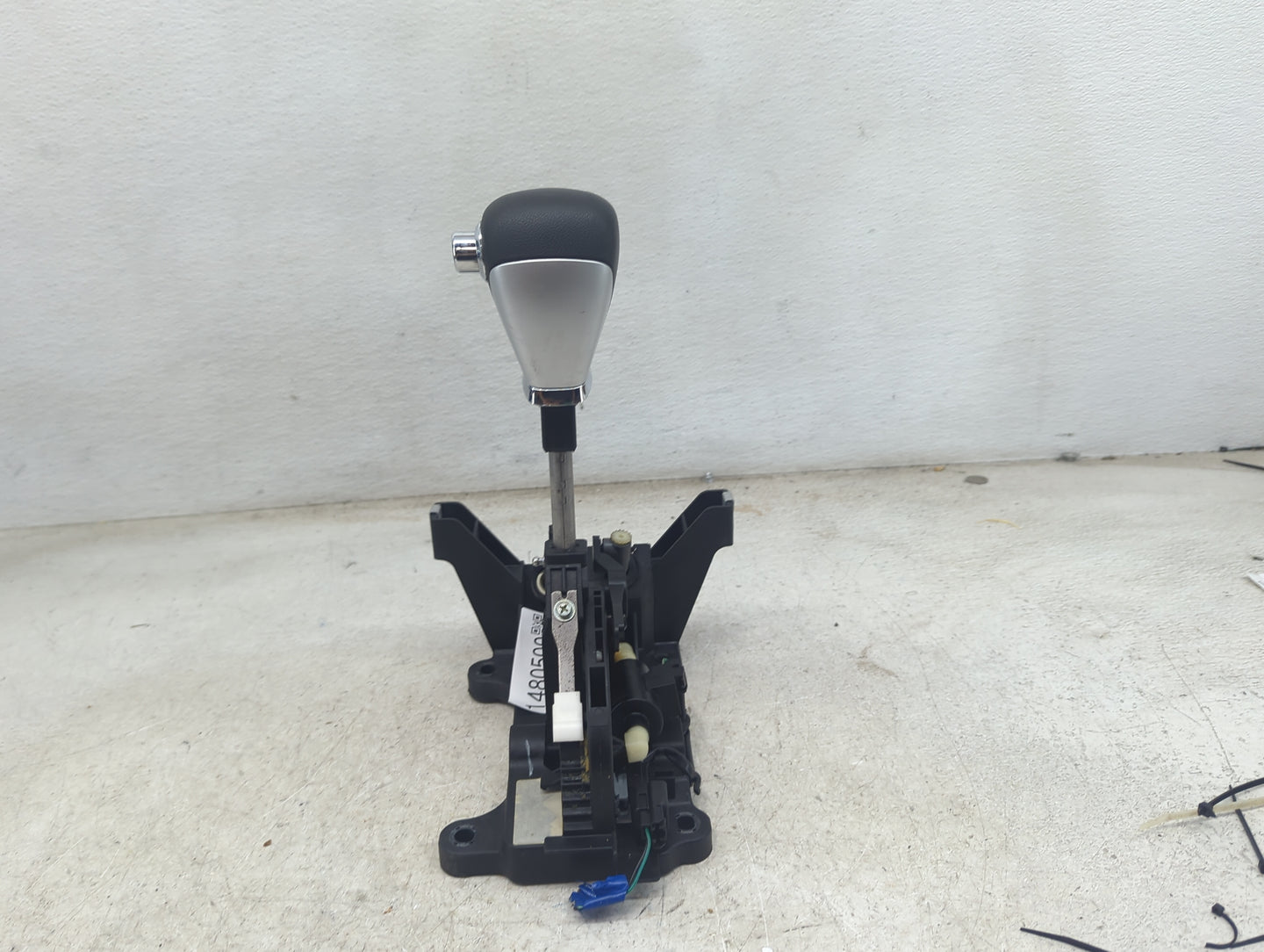 2010 Chevrolet Malibu Floor Console Assembly Shifter Black - Oemusedautoparts1.com