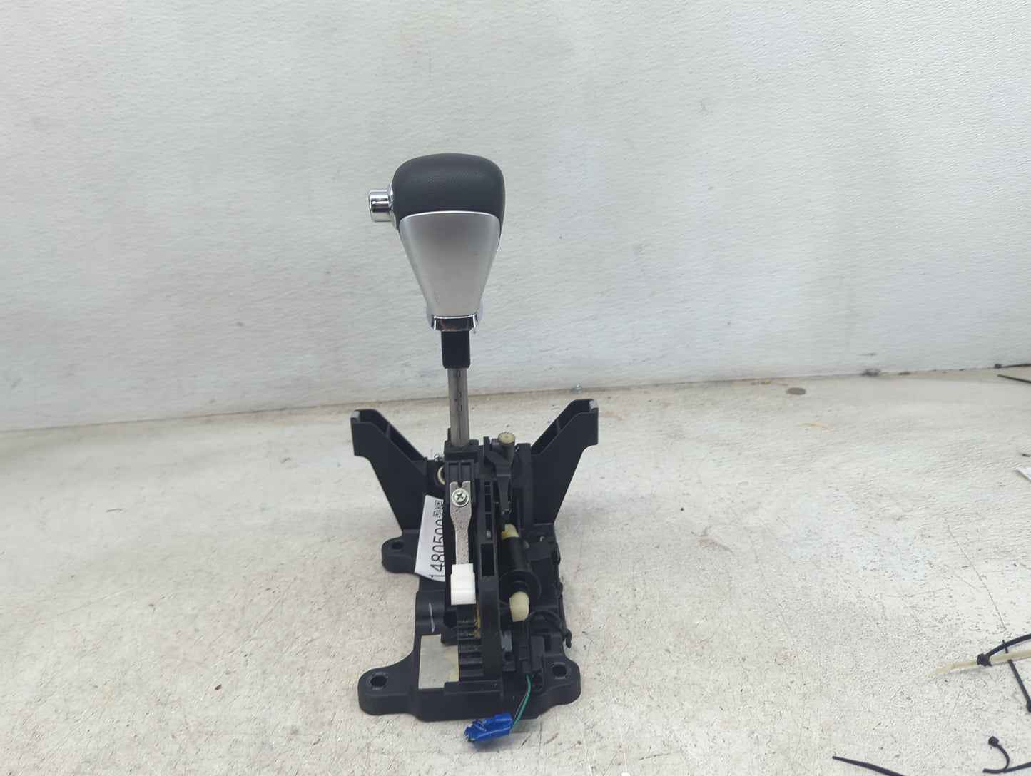 2010 Chevrolet Malibu Floor Console Assembly Shifter Black - Oemusedautoparts1.com