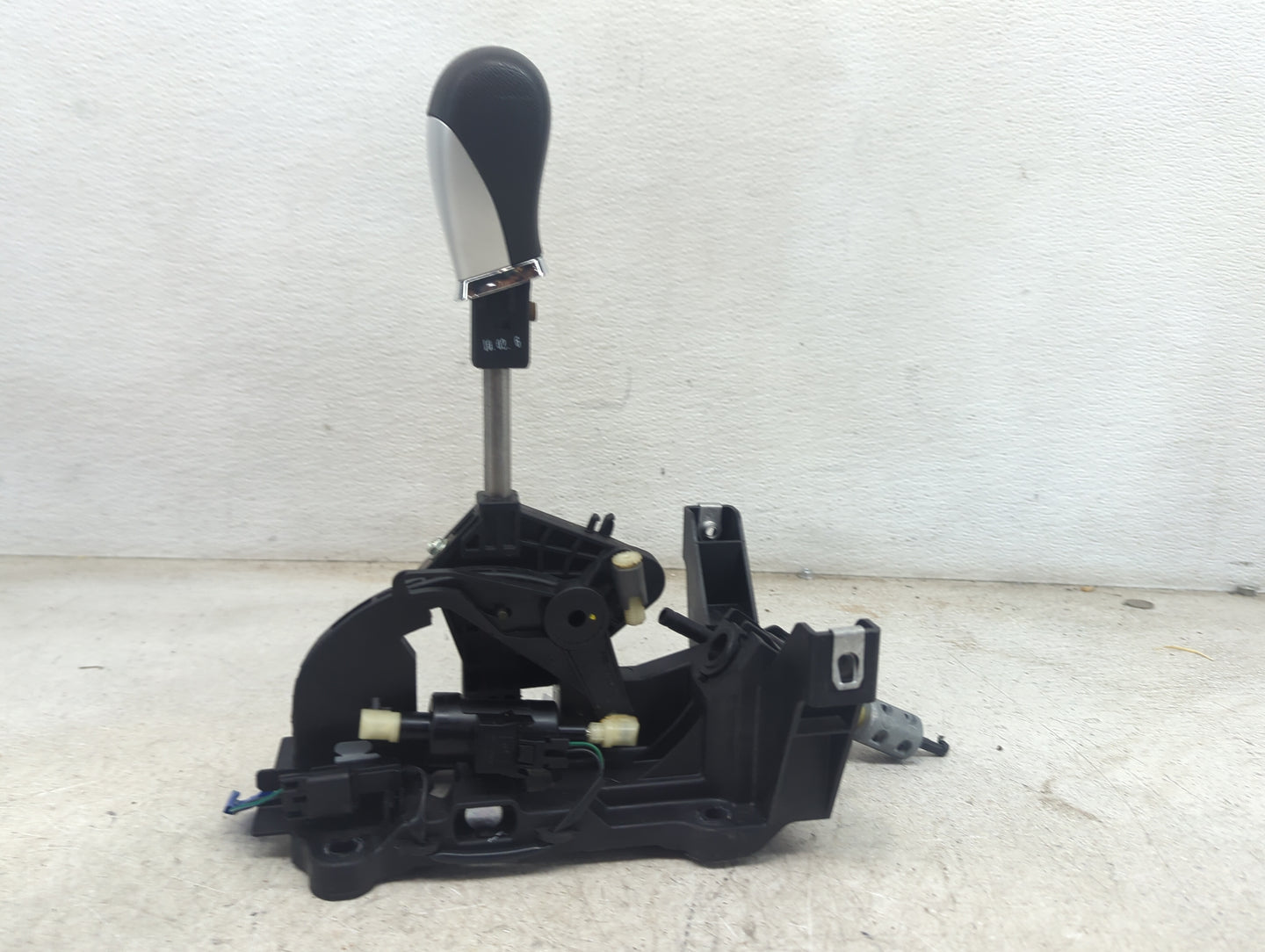 2010 Chevrolet Malibu Floor Console Assembly Shifter Black - Oemusedautoparts1.com