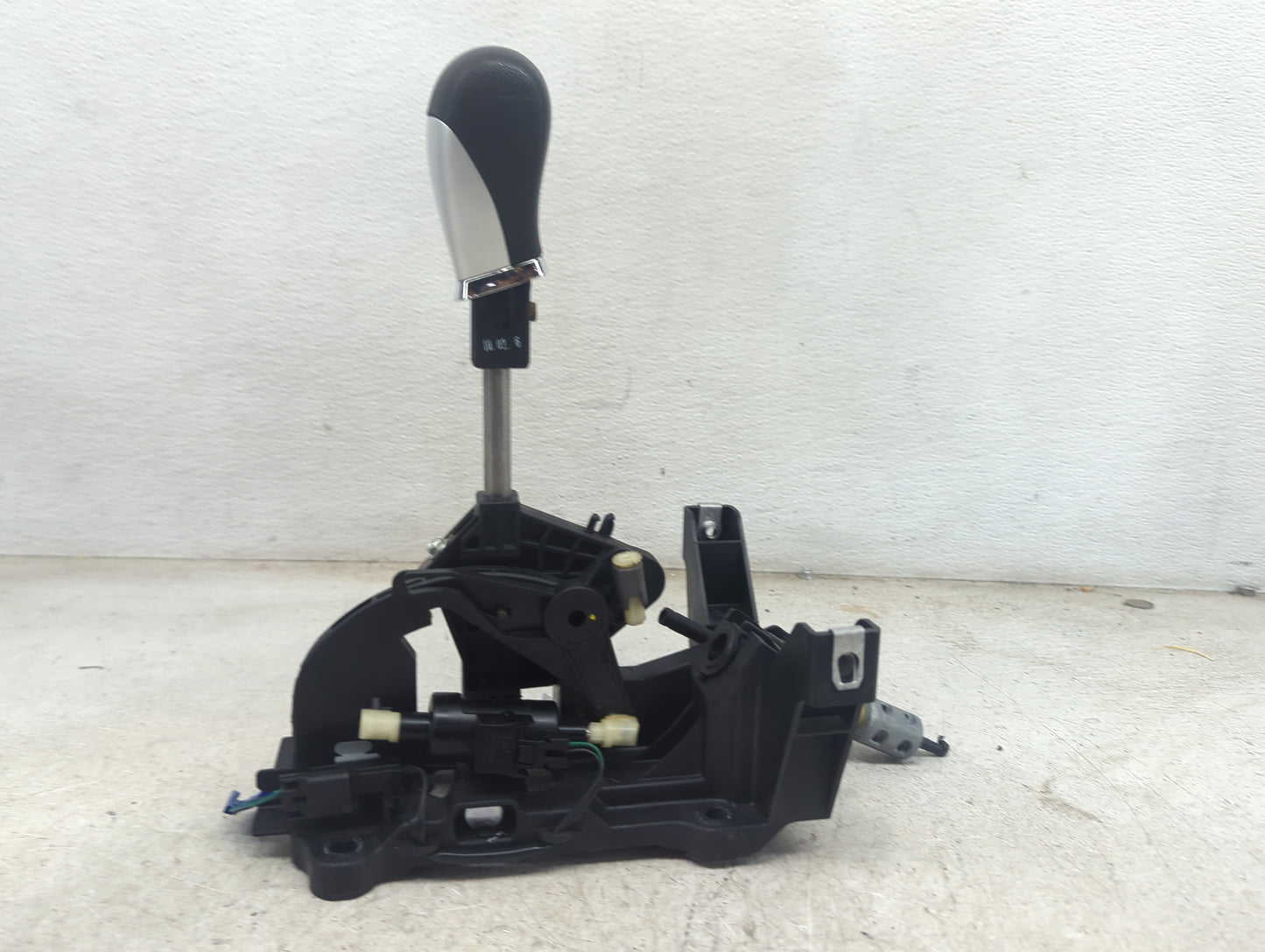 2010 Chevrolet Malibu Floor Console Assembly Shifter Black - Oemusedautoparts1.com