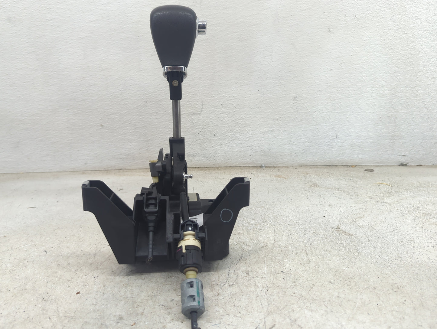 2010 Chevrolet Malibu Floor Console Assembly Shifter Black - Oemusedautoparts1.com
