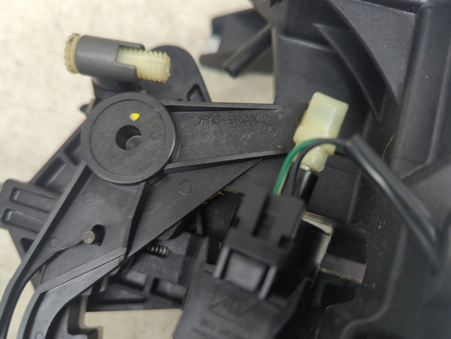 2010 Chevrolet Malibu Floor Console Assembly Shifter Black - Oemusedautoparts1.com
