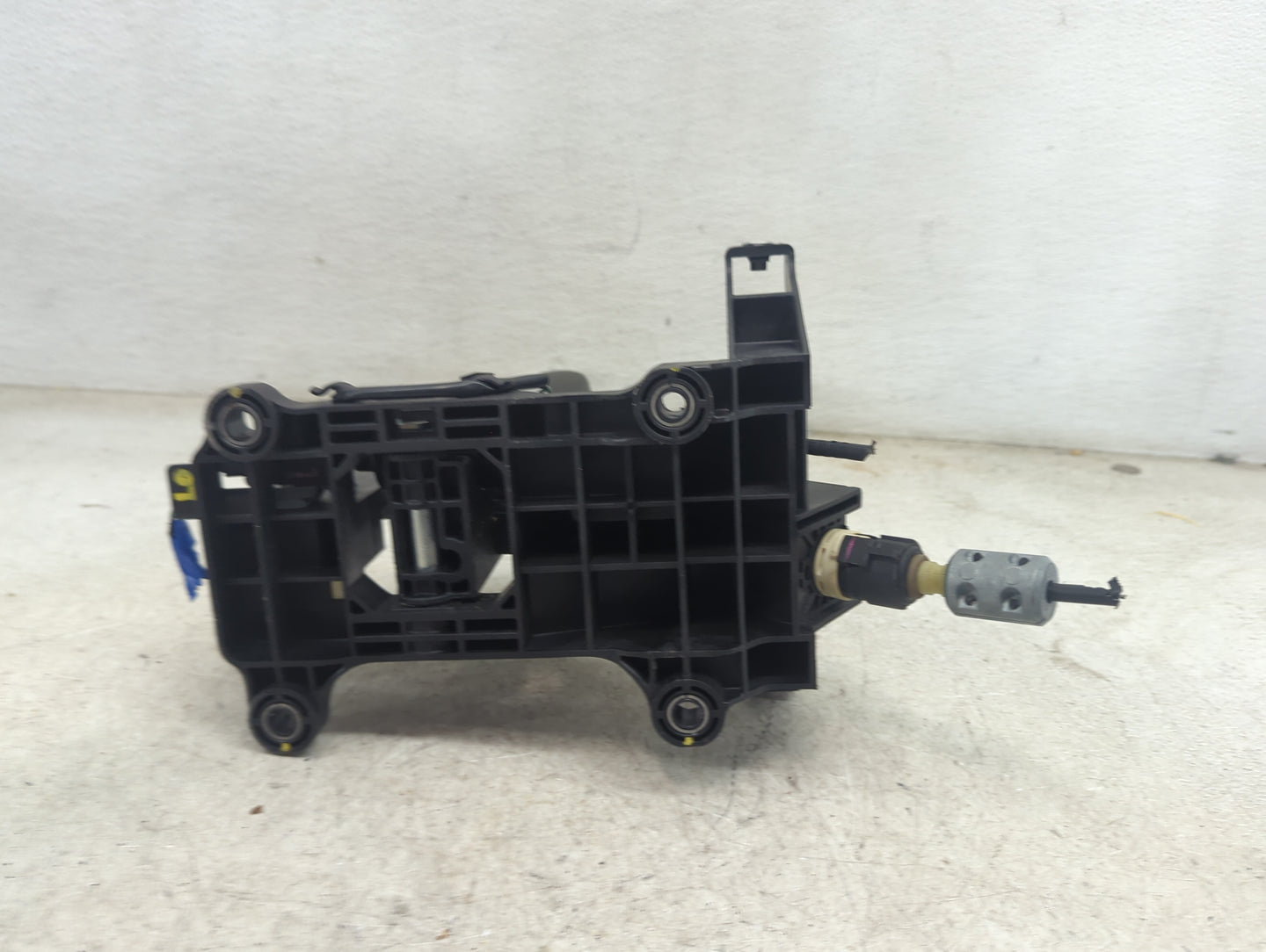2010 Chevrolet Malibu Floor Console Assembly Shifter Black - Oemusedautoparts1.com