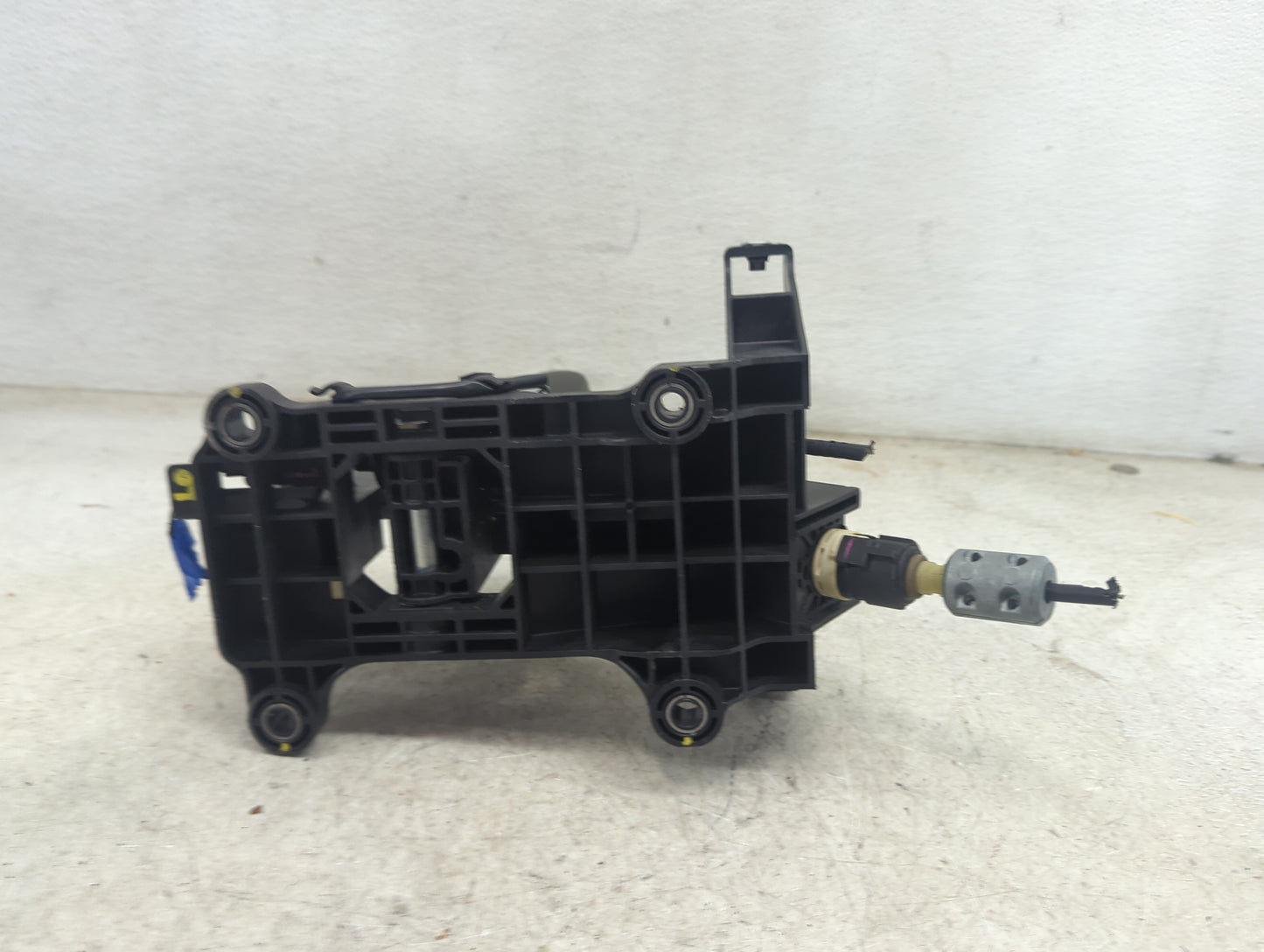 2010 Chevrolet Malibu Floor Console Assembly Shifter Black - Oemusedautoparts1.com