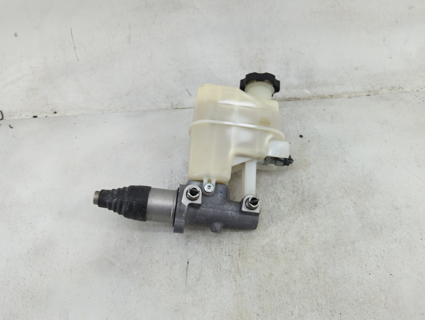 2008-2012 Chevrolet Malibu Brake Master Cylinder 1489189 - Oemusedautoparts1.com