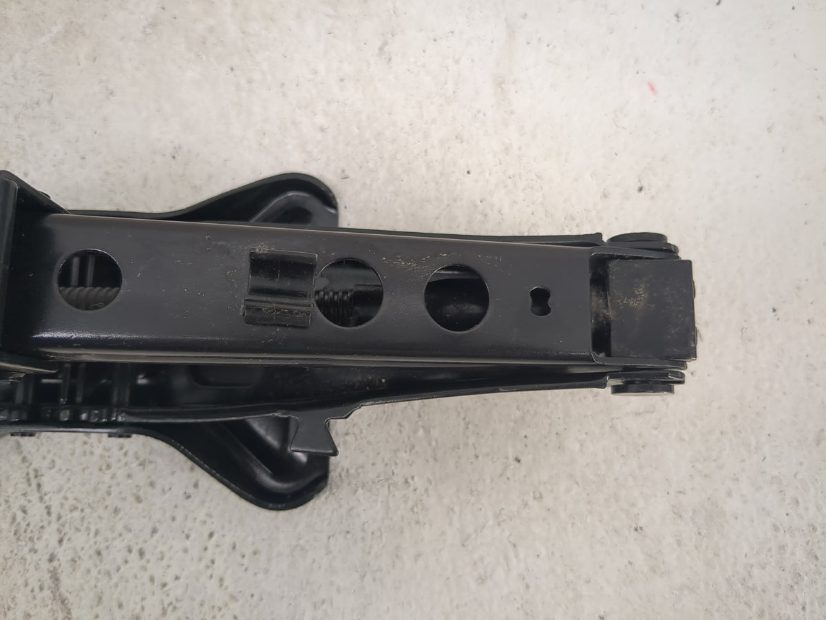 2010 Chevrolet Malibu Spare Scissor Car Jack 1500110 - Oemusedautoparts1.com