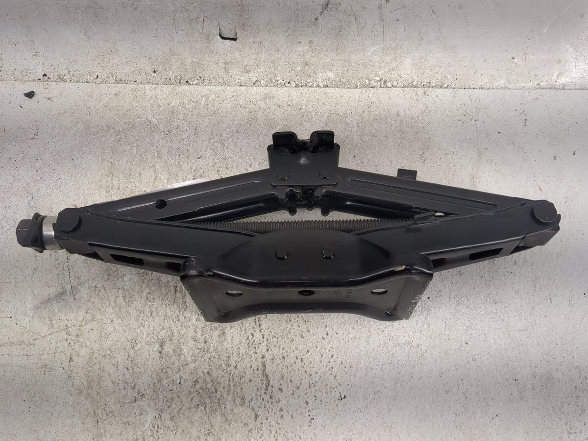 2010 Chevrolet Malibu Spare Scissor Car Jack 1500110 - Oemusedautoparts1.com