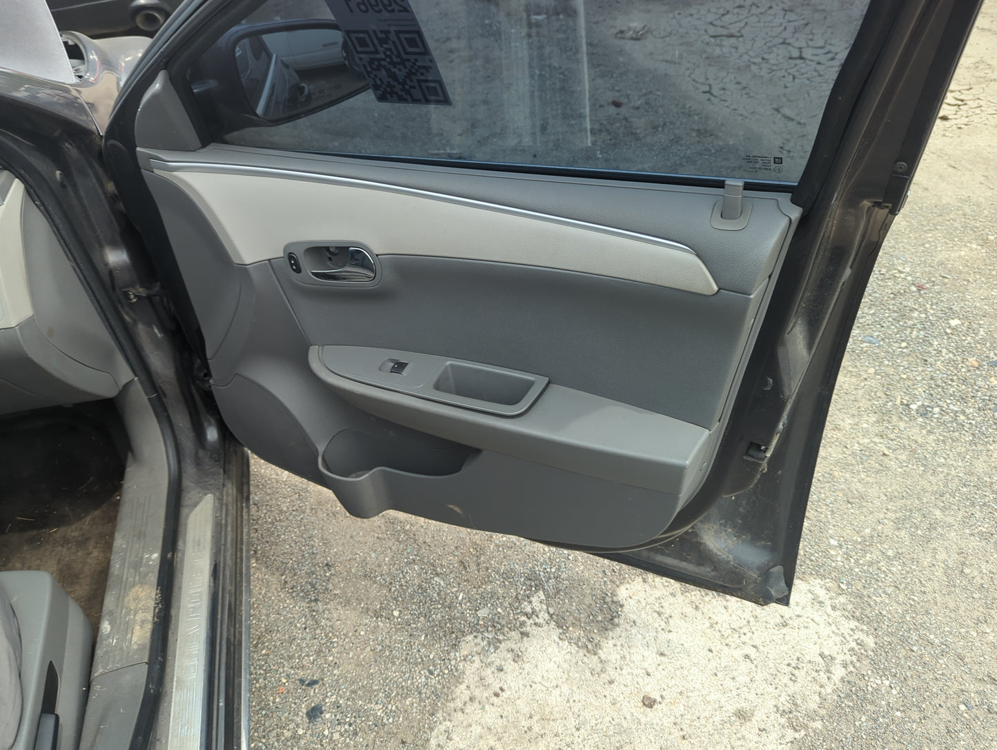 2010 Chevrolet Malibu Front Right Passenger Interior Door Panel Trim - Oemusedautoparts1.com