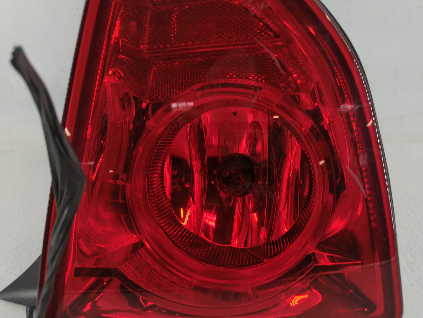 2008-2012 Chevrolet Malibu Tail Light Assembly Passenger Right OEM P/N:992 4050 065 220 0814 096 Fits OEM Used Auto Parts - 