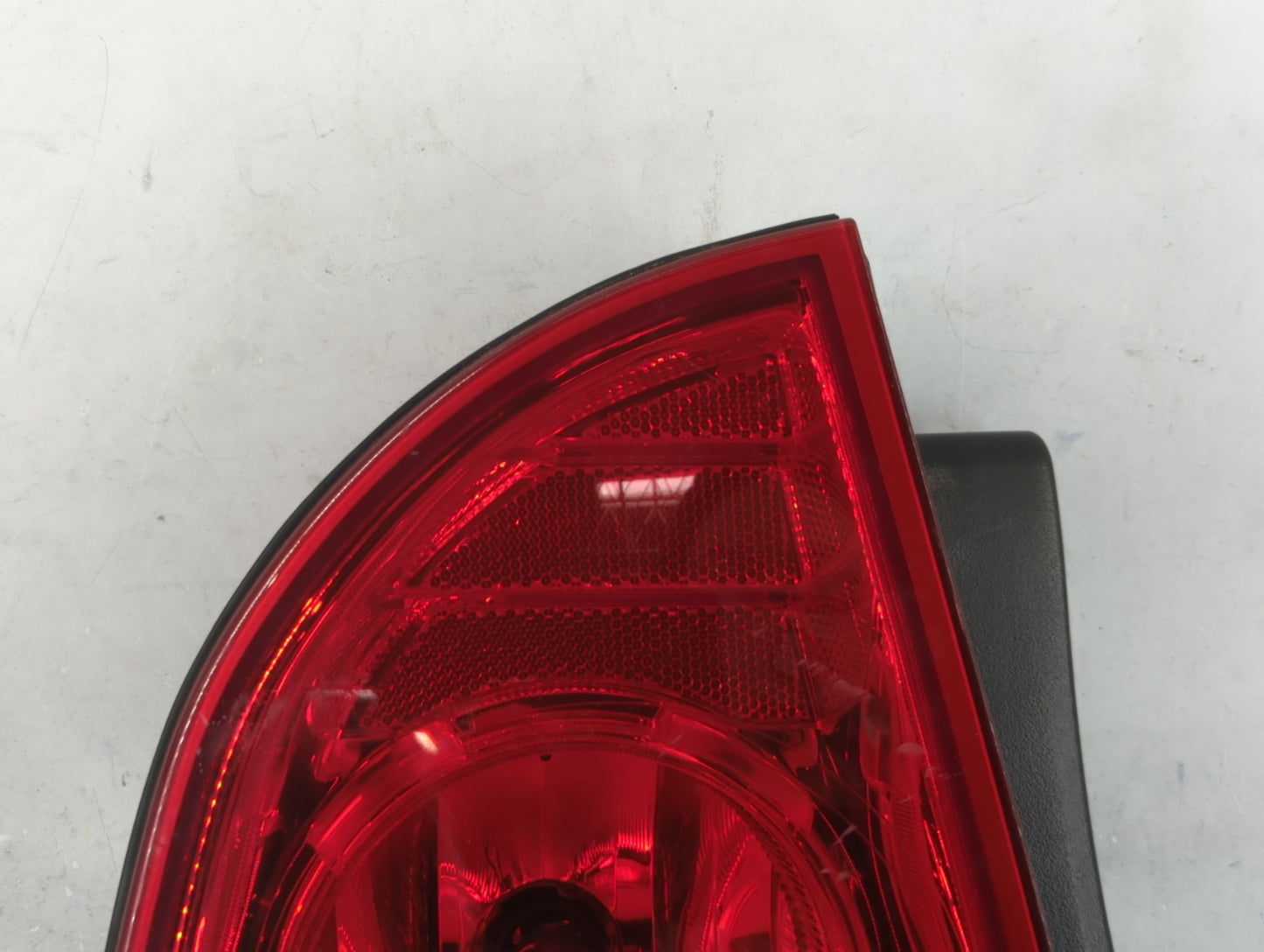 2008-2012 Chevrolet Malibu Tail Light Assembly Passenger Right OEM P/N:992-4050-065 220-0814-096 Fits OEM Used Auto Parts - 