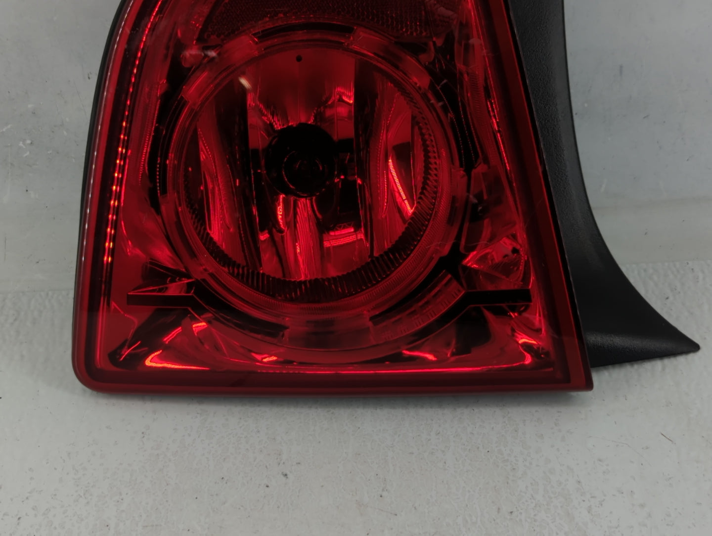 2008-2012 Chevrolet Malibu Tail Light Assembly Passenger Right OEM P/N:992-4050-065 220-0814-096 Fits OEM Used Auto Parts - 