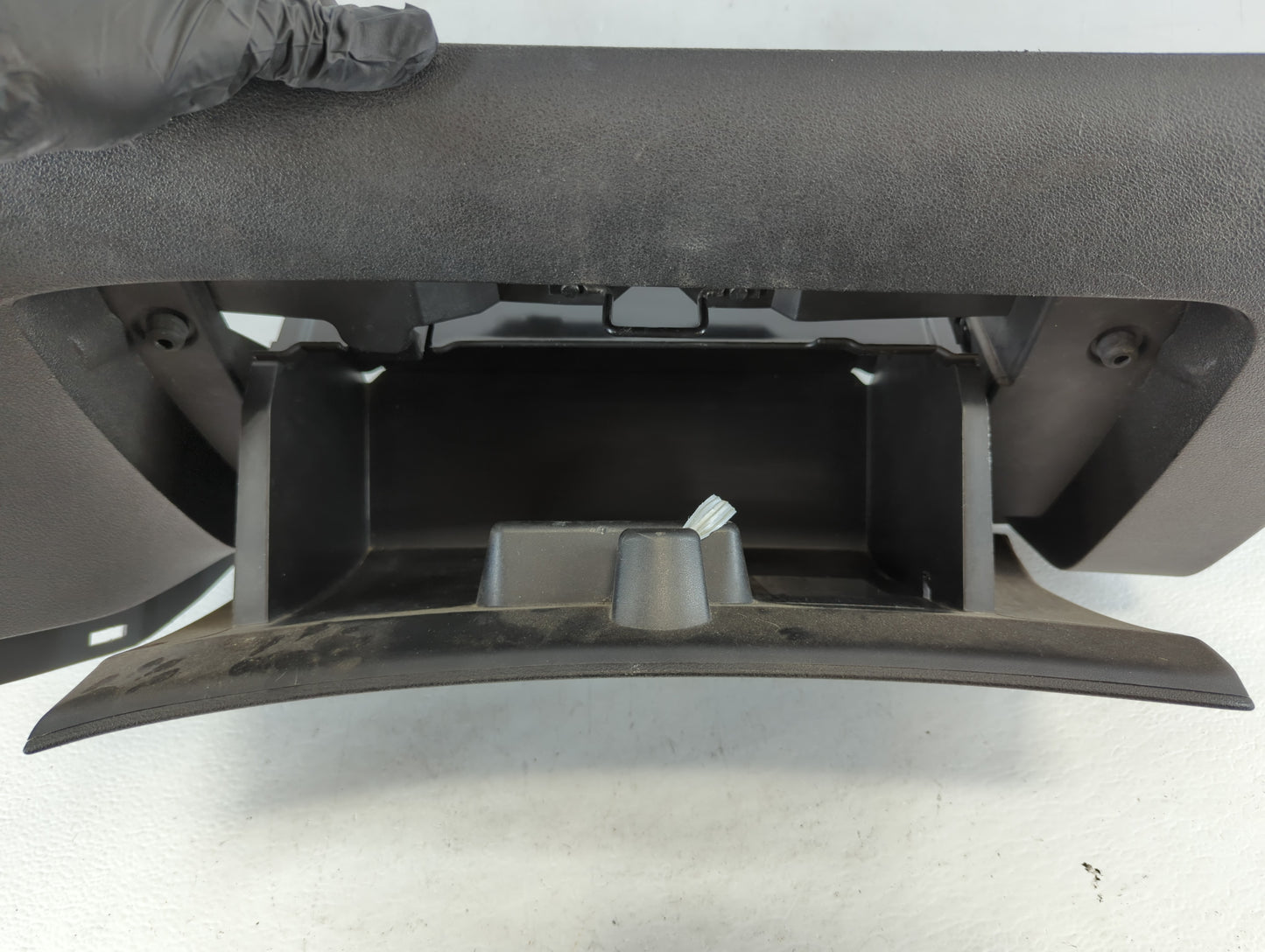 2010 Chevrolet Malibu Passenger Glove Box Door Storage Compartment 696093 - Oemusedautoparts1.com