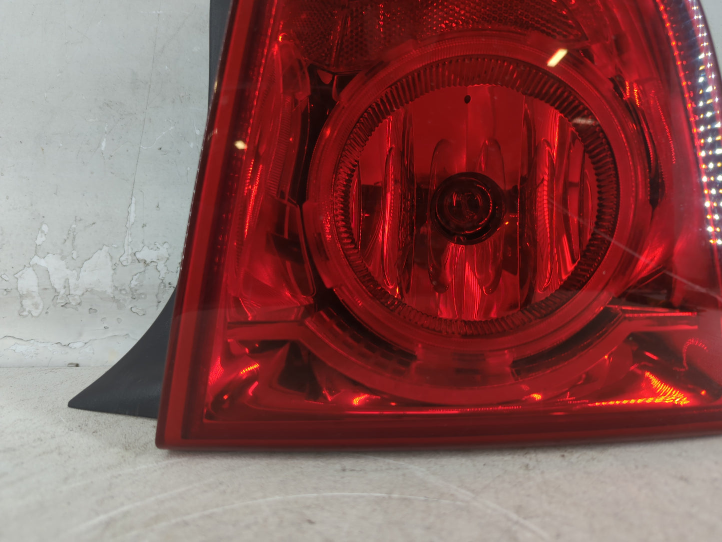 2008-2012 Chevrolet Malibu Rear Center Lid Brake Light Tail Light P/N:20914364 Fits Fits 2008 2009 2010 2011 2012 OEM Used A