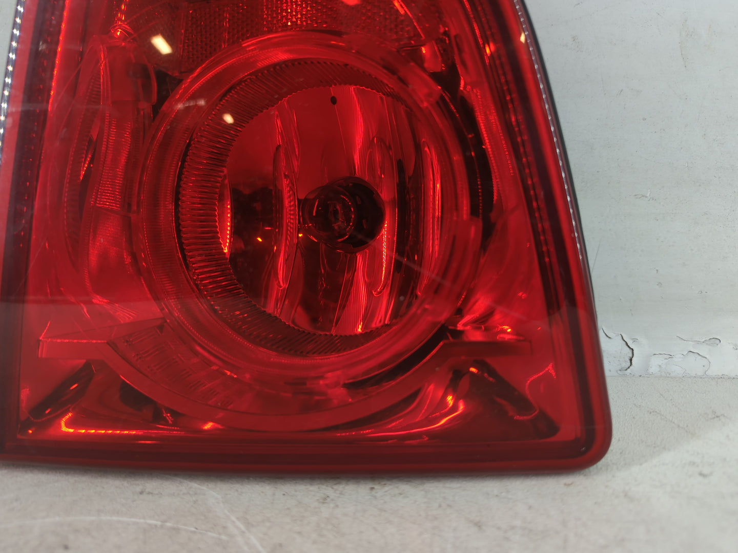 2008-2012 Chevrolet Malibu Rear Center Lid Brake Light Tail Light P/N:20914364 Fits Fits 2008 2009 2010 2011 2012 OEM Used A