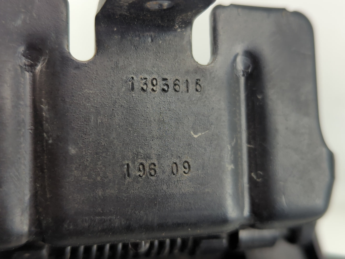 2010 Chevrolet Malibu Center Console Armrest Cover Lid P/N:1393615 Fits OEM Used Auto Parts - Oemusedautoparts1.com