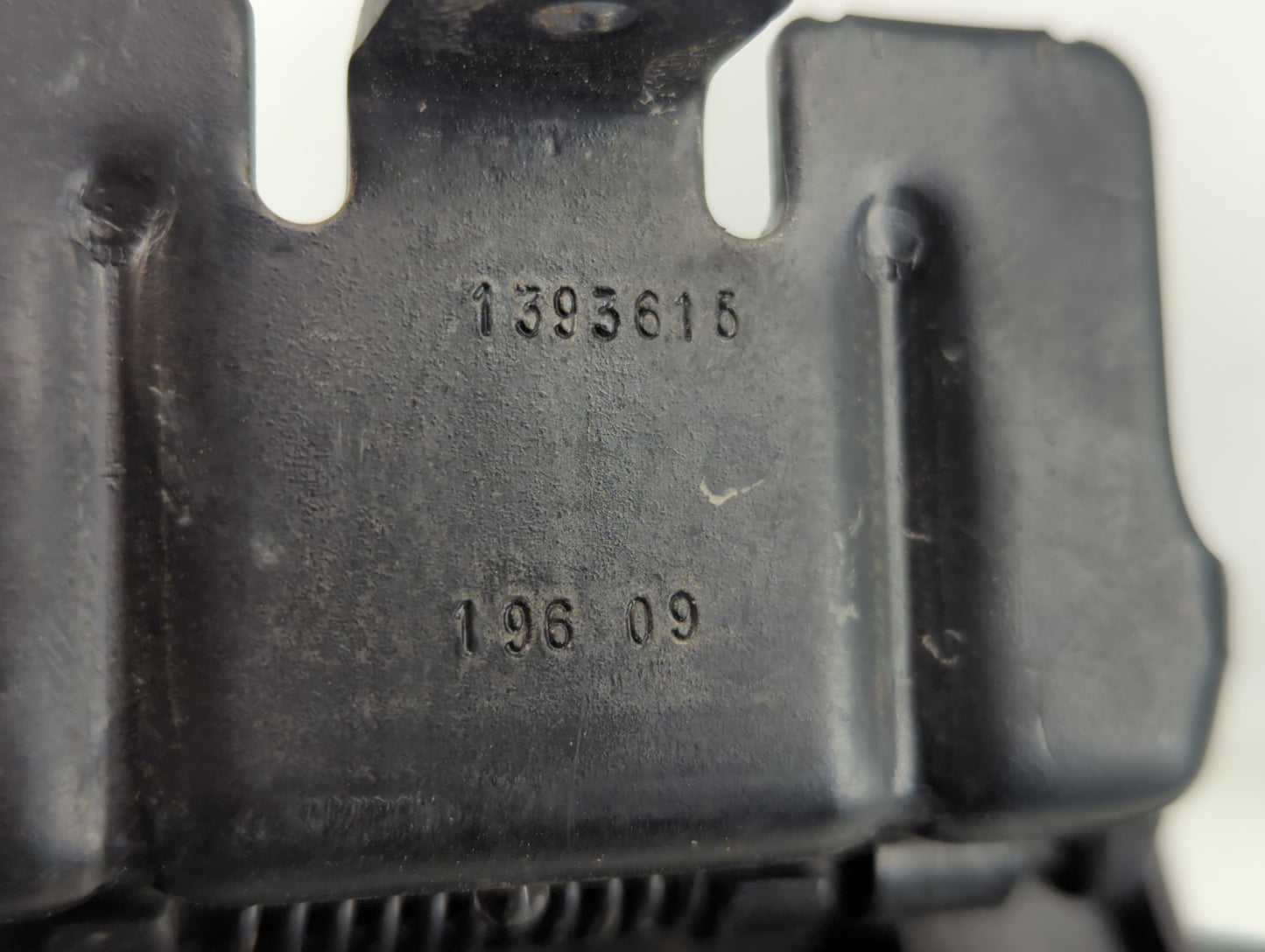 2010 Chevrolet Malibu Center Console Armrest Cover Lid P/N:1393615 Fits OEM Used Auto Parts - Oemusedautoparts1.com