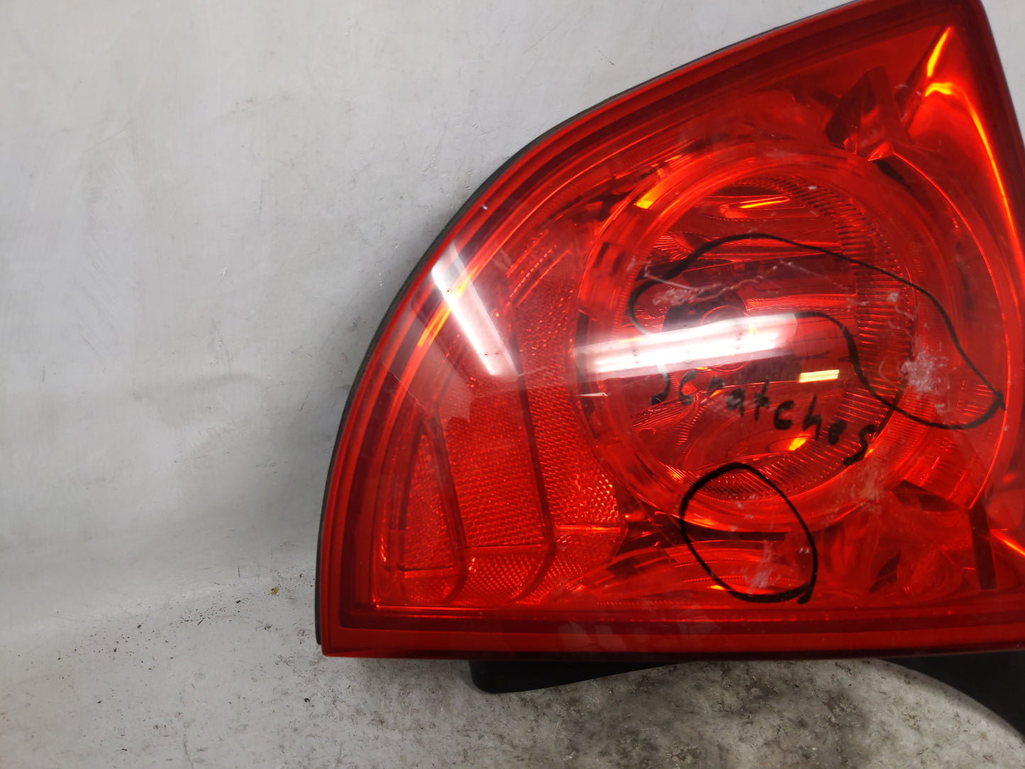 2010 Chevrolet Malibu Tail Light Assembly Passenger Right OEM P/N:25879007 Fits Fits 2008 2009 2011 2012 OEM Used Auto Parts