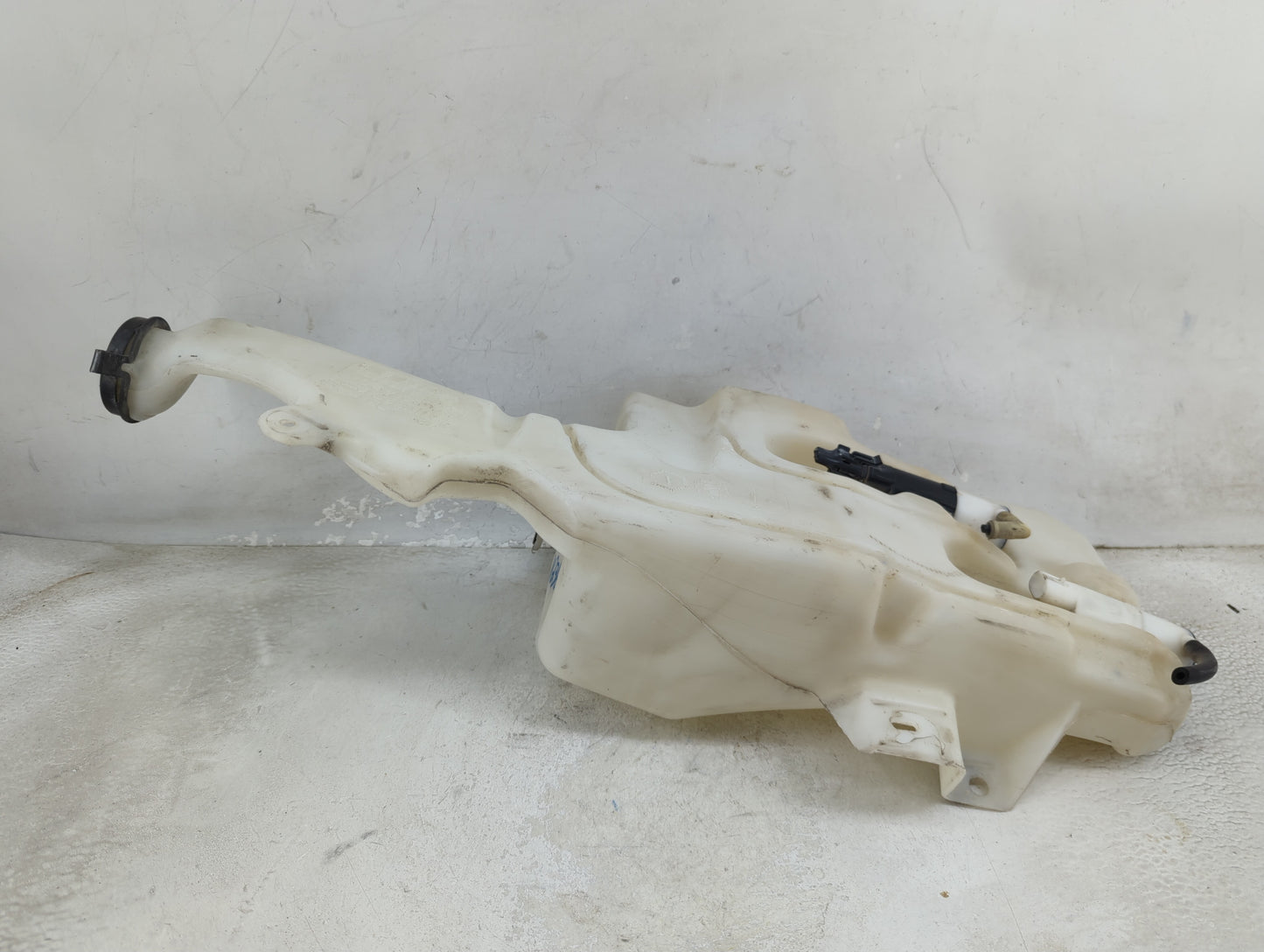 Chevrolet Suburban Windshield Washer Fluid Reservoir Bottle Oem 1459346 - Oemusedautoparts1.com