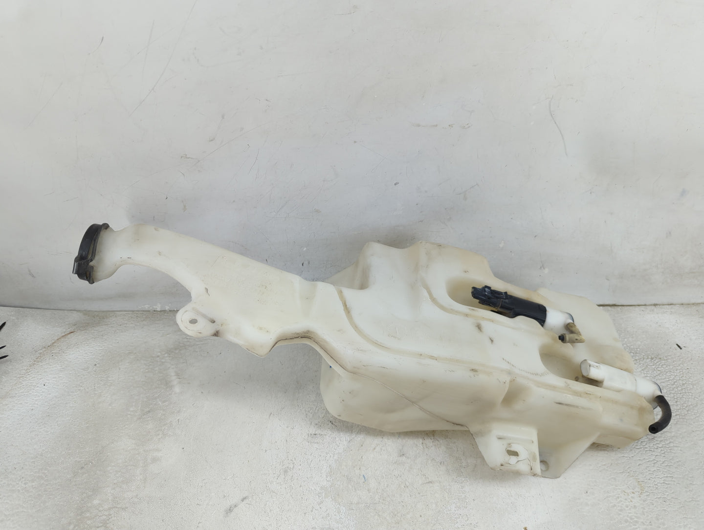Chevrolet Suburban Windshield Washer Fluid Reservoir Bottle Oem 1459346 - Oemusedautoparts1.com