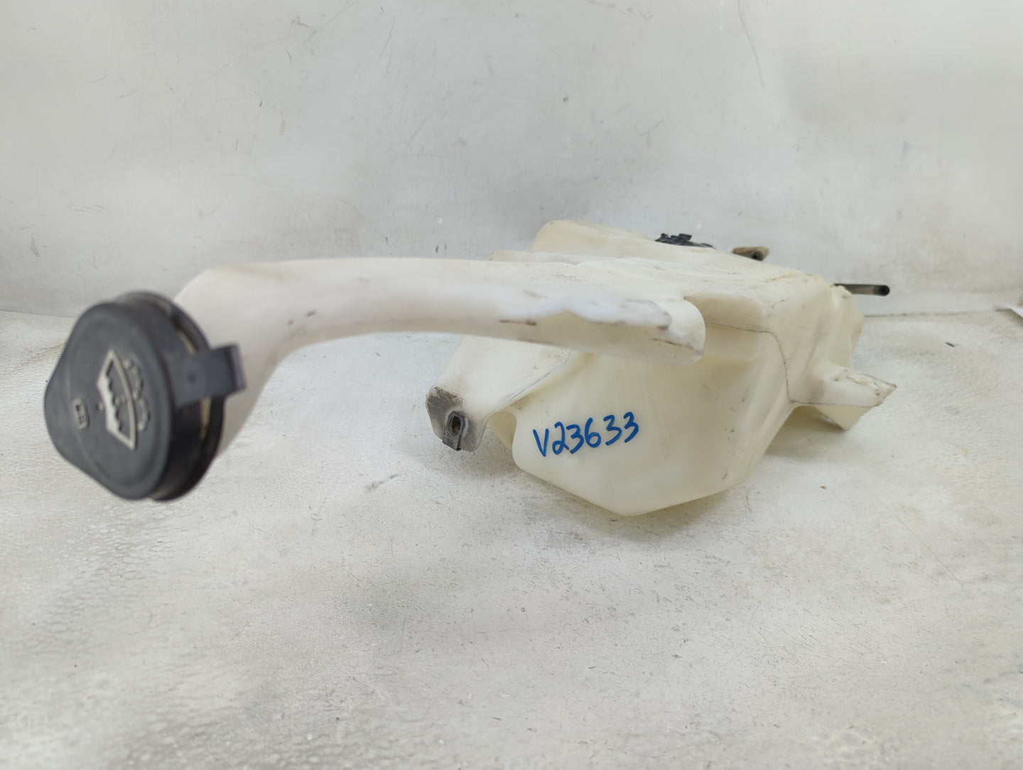 Chevrolet Suburban Windshield Washer Fluid Reservoir Bottle Oem 1459346 - Oemusedautoparts1.com