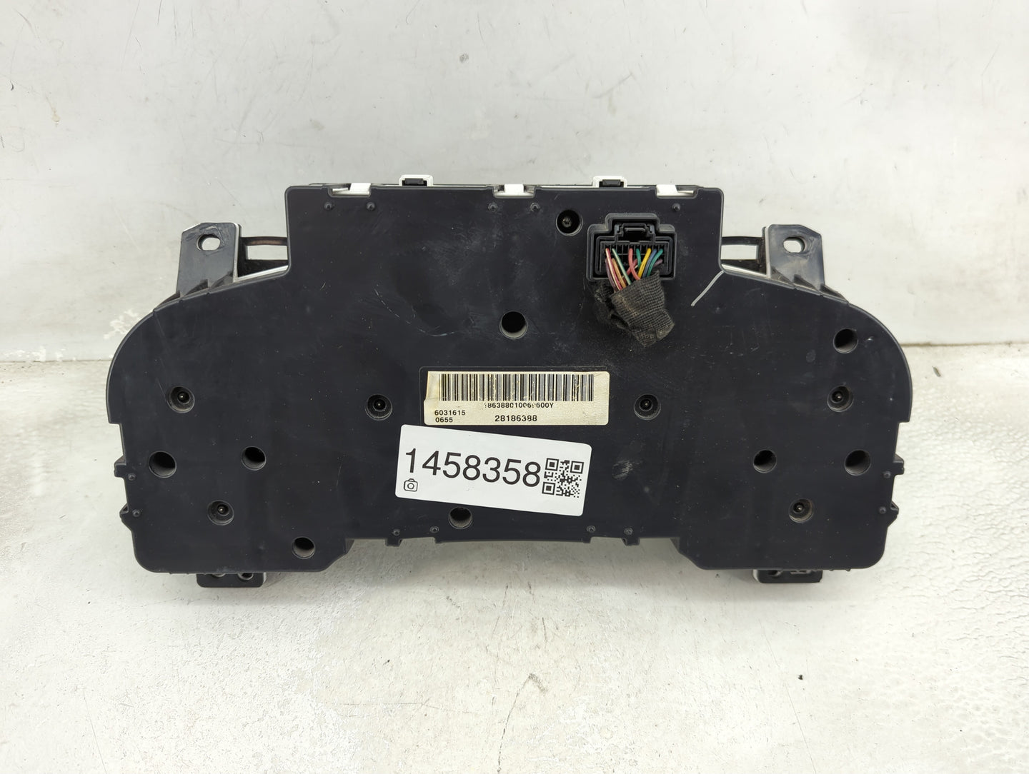 2010 Chevrolet Suburban 1500 Instrument Cluster Speedometer Gauges P/N:25933380 28186398 Miles: Fits OEM Used Auto Parts - O