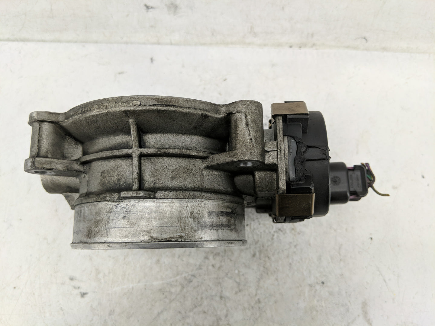 2009-2013 Chevrolet Suburban 2500 Throttle Body Fits Fits 2009 2010 2011 2012 2013 2014 2015 OEM Used Auto Parts - Oemusedau