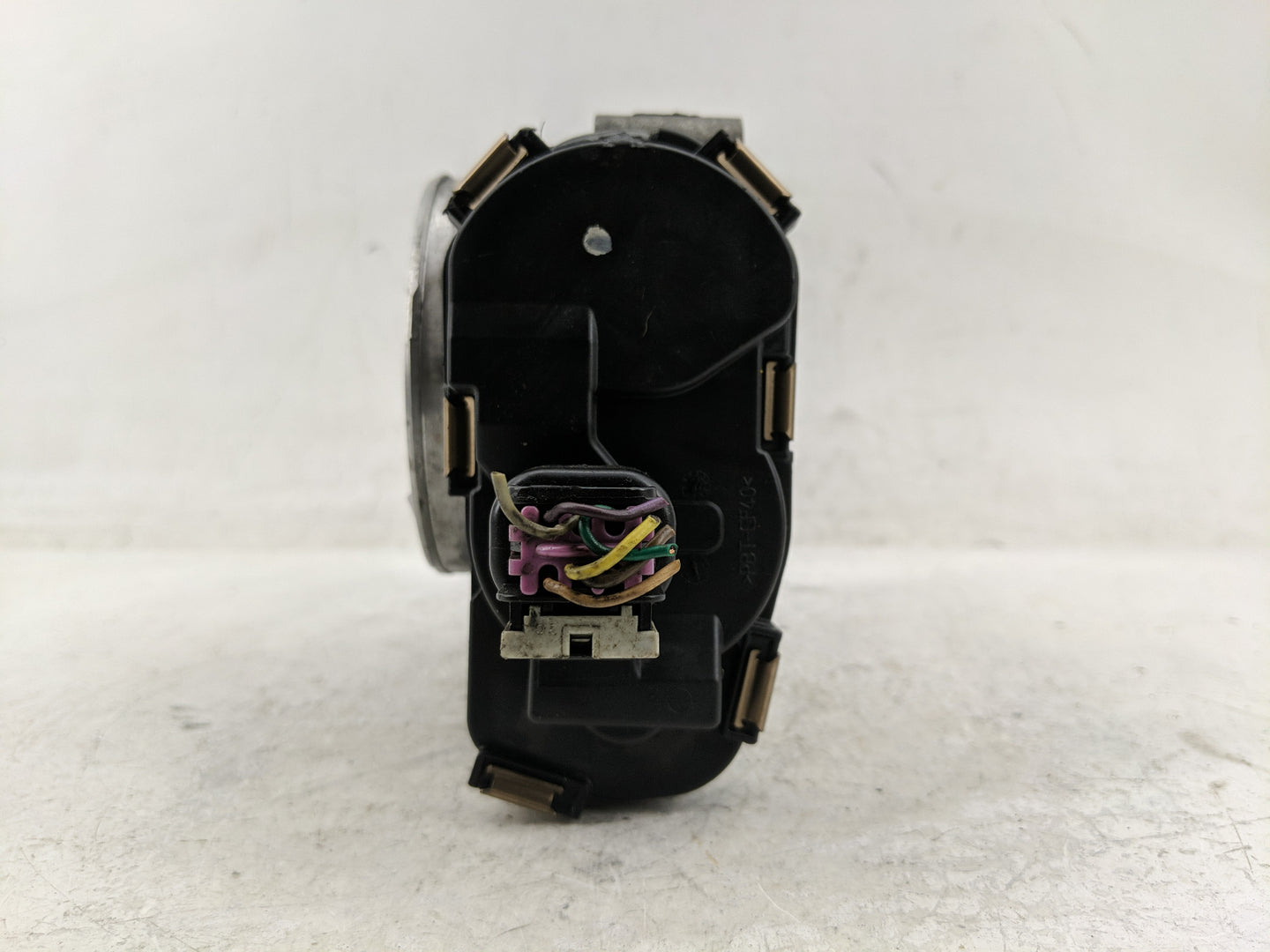 2009-2013 Chevrolet Suburban 2500 Throttle Body Fits Fits 2009 2010 2011 2012 2013 2014 2015 OEM Used Auto Parts - Oemusedau