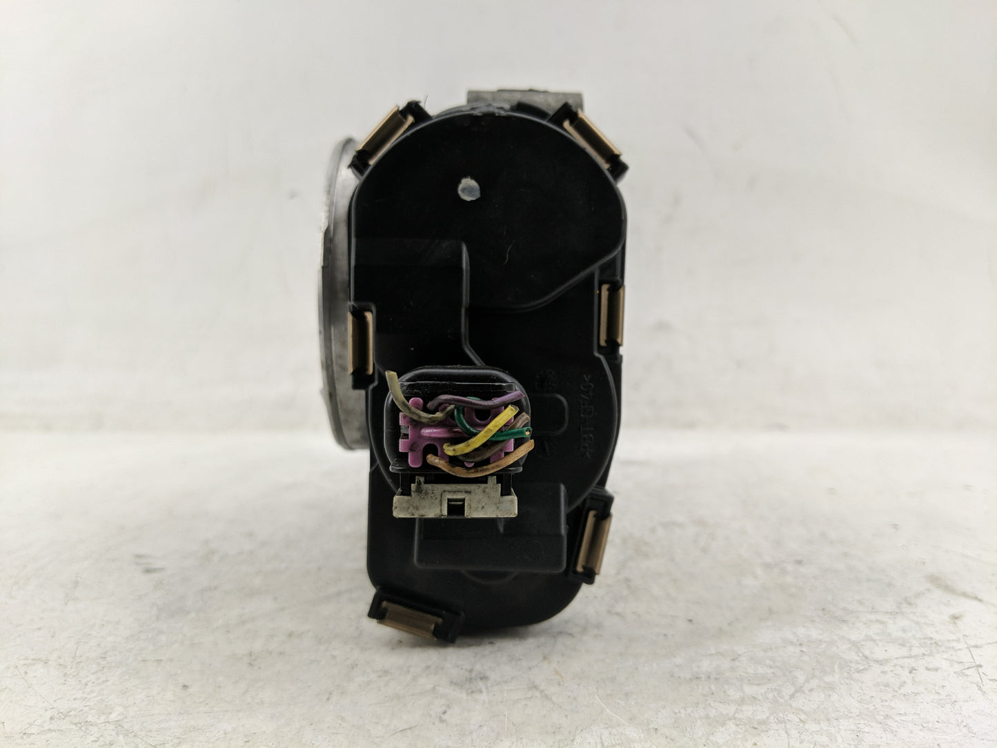 2009-2013 Chevrolet Suburban 2500 Throttle Body Fits Fits 2009 2010 2011 2012 2013 2014 2015 OEM Used Auto Parts - Oemusedau