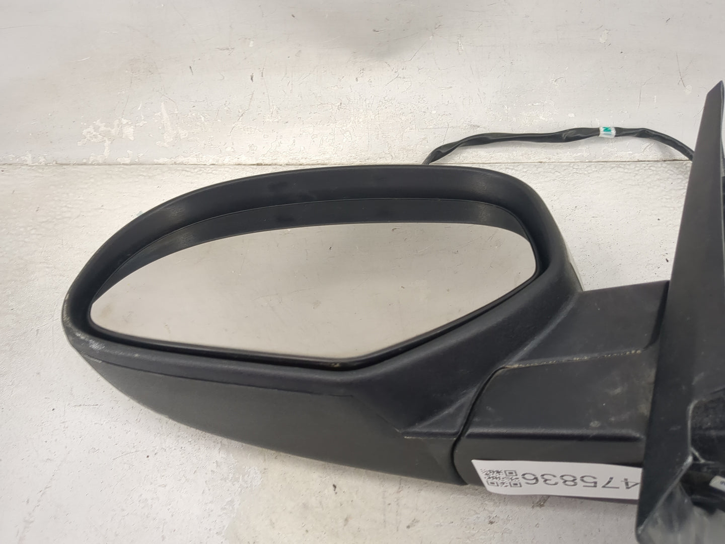2007-2014 Chevrolet Tahoe Driver Side View Mirror - Left Door Mirror OEM Used - Oemusedautoparts1.com