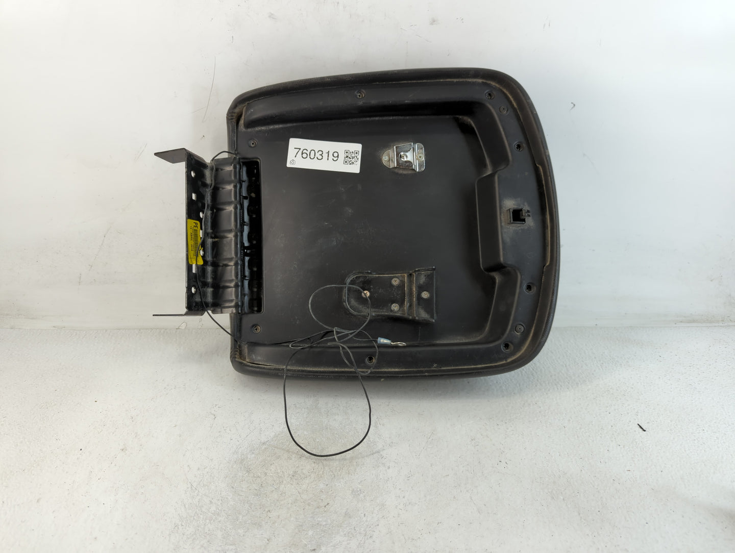 2010 Chevrolet Tahoe Center Console Armrest Cover Lid P/N:31-ABRIL-0210 Fits OEM Used Auto Parts - Oemusedautoparts1.com